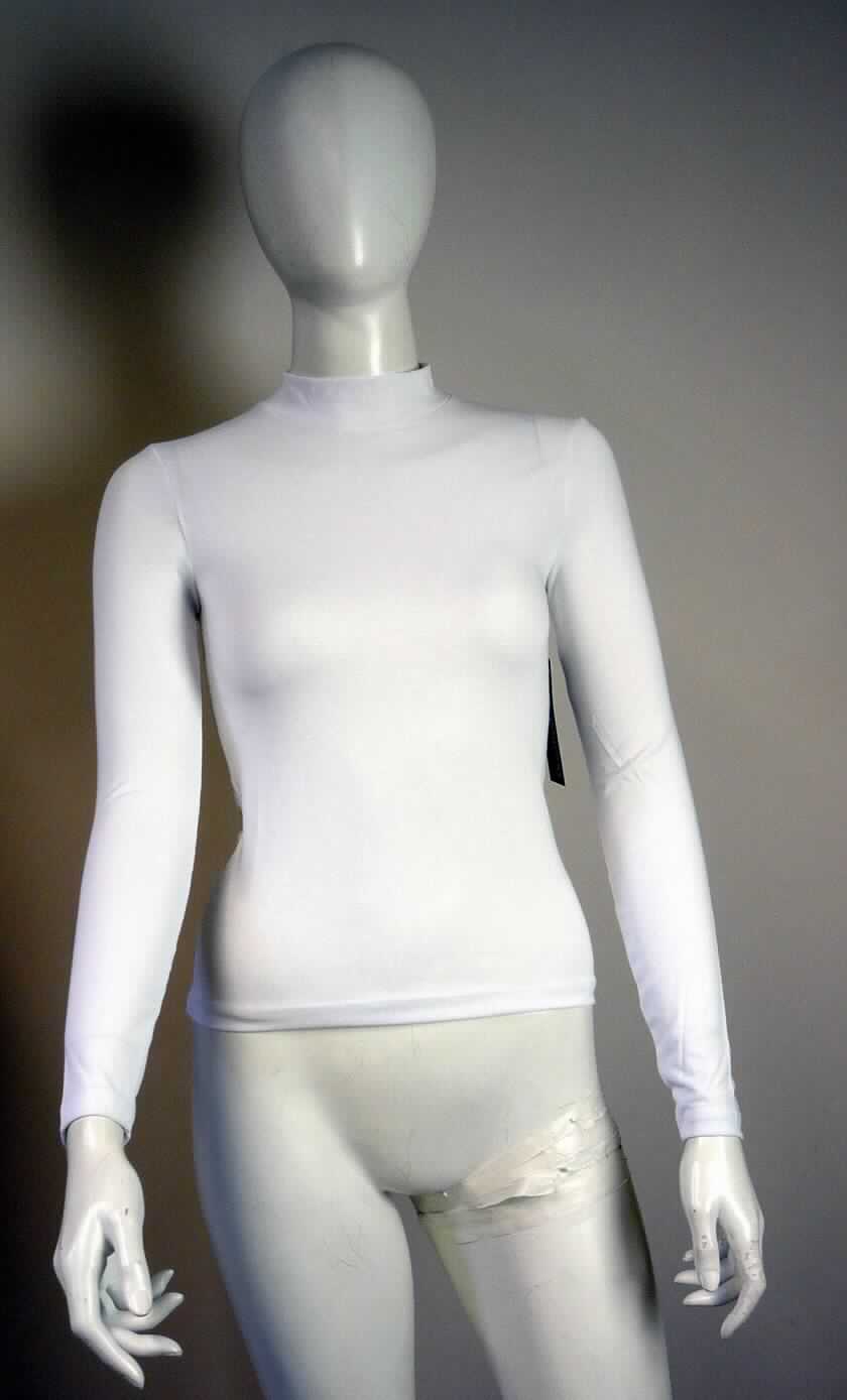Unterziehpulli, sog. Longsleeve, Art. RSAMOJ3117, Größe S, Foto siehe Anlage,
- aus ca. 0,5 mm dicken (leichten), einfarbigen Gewirken aus laut Antrag 70 % Modal, 25 % Polyester und 
  5 % Elasthan (alles Chemiefasern); mit mehr als 12 Maschen je linearen Zentimeter in jeder Richtung 
  (feinmaschig),
- über die Taille reichend (Rückenlänge: ca. 53 cm),
- mit einem enganliegenden, hohen Kragen, 
- ohne Öffnung und ohne Verschluss,
- mit langen, enganliegenden Ärmeln,
- enganliegend gearbeitet (Brustumfang: ca. 70 cm), 
- am unteren Rand durch Umschlagen und Festnähen gesäumt,
- erfüllt die Merkmale zur Einreihung als Unterziehpulli, somit keine Ware der Unterposition 6110 3099.

"Unterziehpulli, aus Gewirken, aus Chemiefasern"