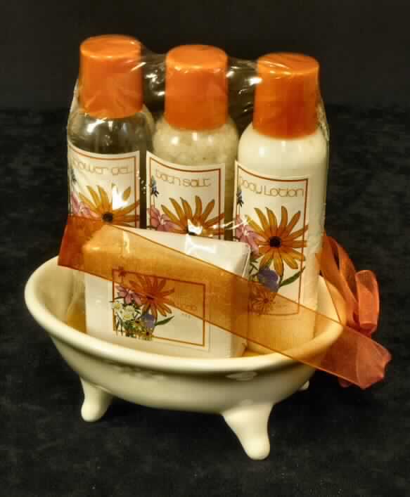 Angaben:
Geschenk-Pflege-Set, Art.Nr. 6026968, Spring Flowers in Seifenablage Keramik-Badewanne, gefüllt mit 65 ml Duschgel, 65 ml Bodylotion, 75 g Badesalz, 55 g Seife, Farbe orange-weiß, Duft: Blumenwiese

Feststellungen:
Warenzusammenstellung, aufgemacht für den Einzelverkauf, bestehend aus 3 farblosen, durchsichtigen Kunststoffflaschen mit orange-farbenem Schraubverschluss und einem Etikett mit der Abbildung bunter Blumen. Die Flaschen sind  gefüllt mit 65 ml Duschgel , 65 ml  Body Lotion  und 75 g Badesalz (lt. Etikettenaufdruck). Die 3 Flaschen sind zusammen mit einem in Papier verpackten Stück Seife (55 g lt. Etikettenaufdruck)   in durchsichtige  Plastikfolie eingeschweißt und  stehen in einer  weißen Seifenablage in Form einer Keramikbadewanne. 

Befund: 
Warenzusammenstellung für die Körperpflege in Aufmachung für den Einzelverkauf, in dem gemäß AV 3b die Seife nach Wert den charakterbestimmenden Berstandteil darstellt. Die Seifenablage wird als dekoratives Behältnis angesehen.