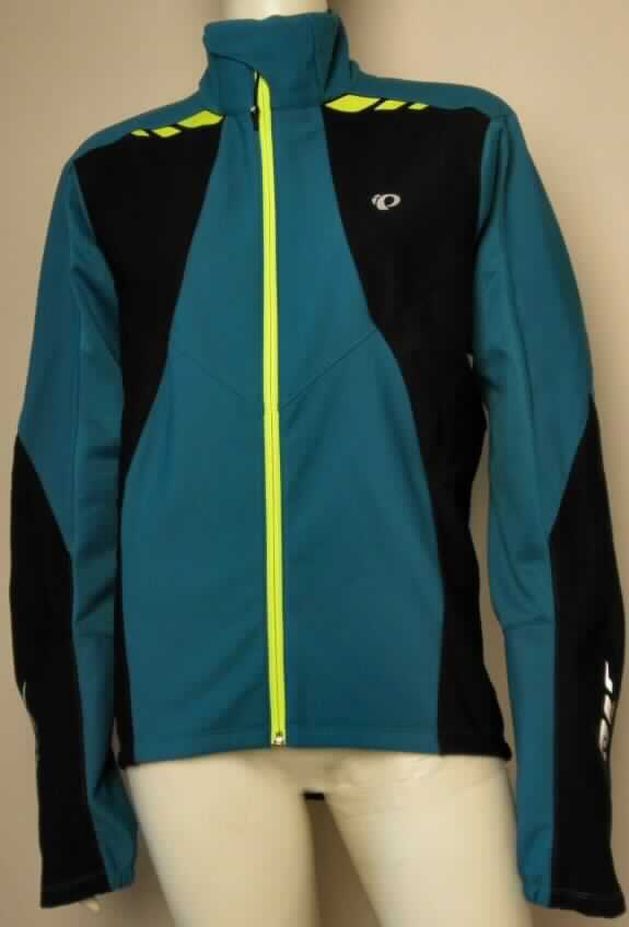 Windjackenähnliches Kleidungsstück, sog. Jacke, Art. 11131406 Pro Softshell 180 Jkt, Größe M, Foto siehe Anlage,
- aus verschiedenen, bis zu 1,6 mm dicken, dreilagigen, durch Kleben miteinander verbundenen 
  Flächenerzeugnissen mit einer Außenlage aus einfarbigen Gewirken, einer Innenlage aus einfarbigen, einseitig 
  (Innenseite) gerauten Gewirken und einer Zwischenlage aus Kunststofffolie (kein Zellkunststoff), die im 
  Querschnitt mit dem bloßen Auge nicht wahrnehmbar ist (keine Meterware der Position 5903); die Gewirke 
  bestehen laut Antrag aus 100 % synthetischen Chemiefasern,
- bis über die Taille reichend (Rückenlänge: ca. 70 cm), hinten abgerundet und vorn ca. 9 cm kürzer und gerade
  gearbeitet, 
- mit Stehkragen, 
- vorn mit einer durchgehenden Öffnung mit einem bis in die Kragenspitzen reichenden Reißverschluss, am
  Kragenrand mit einem Riegel mit Klettverschluss von links über rechts (Männerkleidung),
- mit langen Ärmeln, an den Ärmelenden teilweise elastisch verengt,
- auf der Rückseite mit zwei eingesetzten Taschen mit Reißverschluss unterhalb der Taille, 
- am unteren Rand durch Umschlagen und Festnähen gesäumt und innen teilweise mit einem Haftband 
  ausgestattet,
- wird im Allgemeinen über jeder anderen Kleidung und zum Schutz gegen das Wetter getragen, somit keine 
  Jacke der Position 6103.

"Windjackenähnliches Kleidungsstück, aus Gewirken, für Männer, aus Chemiefasern"