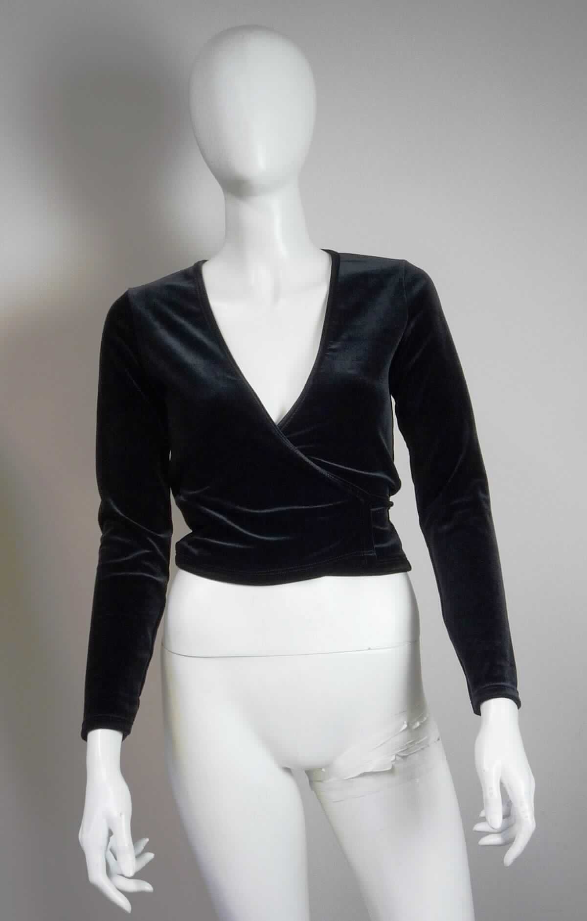 Hemdbluse, sog. Strick Croptop, Art. RSAVV3128, Größe S, Foto siehe Anlage,
- aus ca. 1,2 mm dicken (somit nicht leichten), einfarbigen Samtgewirken aus laut Antrag 90 % Polyester und 
  10 % Elasthan (beides synthetische Chemiefasern); mit durchschnittlich mehr als 10 Maschen in jeder Richtung 
  je linearen Zentimeter,
- über die Taille reichend (Rückenlänge: ca. 47 cm),
- mit einem V-förmigen, sehr tiefen Halsausschnitt,
- mit langen Ärmeln,
- im Wickelstil gearbeitet, vorn mit einer durchgehenden Öffnung (u. a. somit keine Ware der Position 6109); 
  am Halsausschnitt und an den schräg gearbeiteten Vorderteilen mit einer zu Bindebändern auslaufenden 
  Randeinfassung; die Bindebänder werden durch eine kleine Öffnung in der Seitennaht (ca. 2 cm vom unteren 
  Rand) geführt und im Rücken oder vorn gebunden; mit Überlappung sowohl von rechts auf links als auch von links
  auf rechts (unisex), 
- den Hemden für Männer entsprechend zugeschnitten,
- am unteren Rand durch Umschlagen und Festnähen gesäumt,
- erfüllt die Merkmale zur Einreihung als Hemdbluse (u. a. somit keine Ware der Position 6114).

"Hemdluse, aus Gewirken, für Frauen, aus Chemiefasern"
