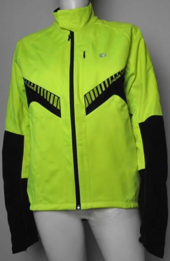 Blouson, sog. Jacke, Art. 11131407 Elite Softshell Jkt, Größe M, Foto siehe Anlage, 
- aus verschiedenen, bis zu 1,5 mm dicken, dreilagigen, durch Kleben miteinander verbundenen 
  Flächenerzeugnissen mit einer Außenlage aus einfarbigen Gewirken, einer Innenlage aus einfarbigen, einseitig 
  (Innenseite) gerauten Gewirken und einer Zwischenlage aus Kunststofffolie (kein Zellkunststoff), die im
  Querschnitt mit dem bloßen Auge nicht wahrnehmbar ist (keine Meterware der Position 5903), sowie aus
  ca. 1,1 mm dicken, einfarbigen, einseitig (Innenseite) gerauten Gewirken; die Gewirke bestehen laut Antrag aus 
  100 % Polyester (synthetische Chemiefasern), 
- über die Taille reichend (Rückenlänge: ca. 70 cm), hinten abgerundet und vorn ca. 9 cm kürzer und gerade
  gearbeitet, 
- mit Stehkragen,
- vorn mit einer durchgehenden Öffnung mit einem bis in die Kragenspitzen reichenden Reißverschluss, am 
  Kragenrand mit einem Riegel mit Druckknopfverschluss von links über rechts (Männerkleidung),
- mit langen Ärmeln, die über den unteren Rand des Kleidungsstücks hinausreichen; an den Ärmelenden teilweise 
  elastisch verengt,
- vorn auf der linken Seite mit einer eingesetzten Brusttasche und auf der Rückseite mit einer eingesetzten Tasche 
  unterhalb der Taille, beide mit Reißverschluss,
- am unteren, leicht verengenden Rand durch Umschlagen und Festnähen gesäumt und innen teilweise mit einem
  Haftband ausgestattet,
- erfüllt die Merkmale zur Einreihung als Blouson, somit keine Jacke der Position 6103.

"Blouson, aus Gewirken, für Männer, aus Chemiefasern"