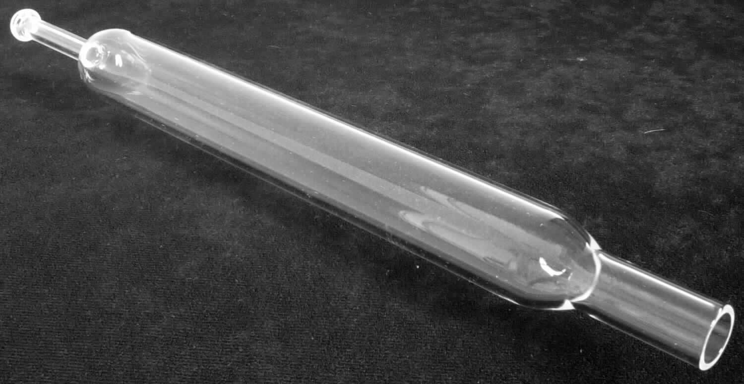 Andere Ware aus Glas, sog. Verbrennungsrohr aus Quarzglas, Foto siehe Anlage,
- in Form einer innen hohlen Glasröhre,
- mit einer Länge von ca. 29,5 cm und einem Durchmesser von ca. 26 cm,
- an den beiden Enden mit einem geringeren Durchmesser; an einem Ende kugelförmig
  (mit einem Loch in der Mitte) gearbeitet,
- lt. Antrag aus Quarzglas,
- dient als Reaktor in einem Verbrennungssystem, welches wiederrum in Analysegeräten verbaut ist,
  mit denen z. B. Gesamtkohlenstoffgehalte und /oder Gesamtstickstoffgehalte in wässrigen Proben ermittelt
  werden,
- stellt sich als Teil eines Verbrennungssystems (Heizgerät der Position 8419) dar, welches für das Teil die
  Hauptware und damit die nächsthöhere zolltarifliche Einheit ist, daher kommt eine Einreihung in das Kapitel
  90 nicht in Betracht,   
- keine Einreihung als Teil eines Heizgeräts der Position 8419, da Glaswaren zu technischen Zwecken durch
  Anmerkung 1 c) zu Kapitel 84 von Kapitel 84 ausgenommen sind.

"Andere Ware aus Glas, andere als in den Unterpositionen 7020 0005 und 7020 0007 genannte,
 aus geschmolzenem Quarz, andere als in der Unterposition 7020 0010 10 genannte"