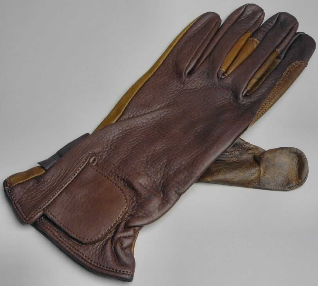 Handschuh aus Leder, sog. Reithandschuh, Artikel S 45 3310, Foto siehe Anlage,
- als Fünffingerhandschuh gearbeitet,
- aus Leder (laut Antrag Schaf-/Hirschleder mit Spezialgerbung; "Oiltac Leder") bestehend,
- mit einer aufgenähten Verstärkung aus Leder zwischen allen Fingern außer zwischen kleinem Finger und
  Ringfinger,
- unterhalb des Handgelenks mit einem Klettverschluss; in Höhe des Handgelenks elastisch verengt,
- ohne funktionelle Merkmale von Spezialsporthandschuhen und von Schutzhandschuhen; wird laut Antrag
  von Kutschern verwendet.

"Bekleidungszubehör aus Leder, Fingerhandschuh, kein Spezialsport- oder Schutzhandschuh"