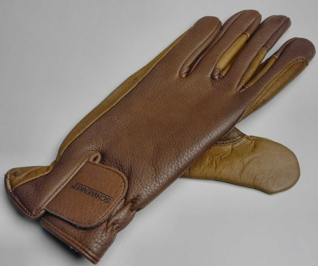 Handschuh aus Leder, sog. Reithandschuh, Artikel S 45 3311, Foto siehe Anlage,
- als Fünffingerhandschuh gearbeitet,
- aus Leder (laut Antrag Schaf-/Hirschleder mit Spezialgerbung; "Oiltac Leder") bestehend,
- zum Teil gefüttert mit Pelzfellen (laut Antrag Lammfell), 
- mit einer aufgenähten Verstärkung aus Leder zwischen allen Fingern außer zwischen kleinem Finger und
  Ringfinger,
- unterhalb des Handgelenks mit einem Klettverschluss; in Höhe des Handgelenks elastisch verengt,
- ohne funktionelle Merkmale von Spezialsporthandschuhen und von Schutzhandschuhen; wird laut Antrag
  von Kutschern verwendet.

"Bekleidungszubehör aus Leder, Fingerhandschuh, kein Spezialsport- oder Schutzhandschuh"
