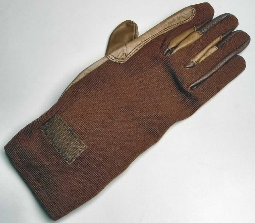 Handschuh aus Leder, sog. Reithandschuh, Artikel S 45 3312, Foto siehe Anlage,
- als Fünffingerhandschuh gearbeitet,
- aus flächenmäßig überwiegend (charakterbestimmend) aus Leder sowie aus Gewirken bestehend,
- - Innenhand, Daumen, Innenseite der Finger und Fingerzwischenräume aus Leder (laut Antrag Schafleder
    mit Spezialgerbung;"Oiltac Leder"),
- - Außenseite der Finger und Handrücken aus Gewirken (laut Antrag aus Nylon; synthetische Chemiefasern),
- mit einer aufgenähten Verstärkung aus Leder zwischen allen Fingern außer zwischen kleinem Finger und
  Ringfinger,
- unterhalb des Handgelenks mit einem Klettverschluss,
- ohne funktionelle Merkmale von Spezialsporthandschuhen und von Schutzhandschuhen; wird laut Antrag 
  von Kutschern verwendet.

"Bekleidungszubehör aus Leder, Fingerhandschuh, kein Spezialsport- oder Schutzhandschuh"