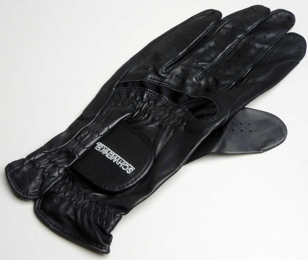 Spezialsporthandschuh (Reithandschuh), Artikel S 45 3002, Foto siehe Anlage,
- als Fünffingerhandschuh gearbeitet,
- aus Leder (laut Antrag Schafleder) bestehend,
- - mit einem schmalen Einsatz aus Gewirke aus synthetischen Chemiefasern (laut Antrag Nylon) im
    Knöchelbereich der Außenhand,
- mit einer aufgenähten Verstärkung aus Leder zwischen Daumen und Zeigefinger und zwischen kleinem
  Finger und Ringfinger,
- oberhalb des Handgelenks mit einem Klettverschluss; in Höhe des Handgelenks elastisch verengt,
- die Verstärkungen zwischen Daumen und Zeigefinger sowie zwischen kleinem Finger und Ringfinger 
  kennzeichnen den Handschuh als Reithandschuh und damit als Spezialsporthandschuh.

"Bekleidungszubehör aus Leder, Spezialsporthandschuh"