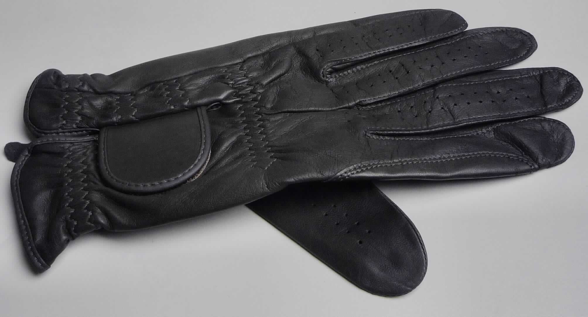 Spezialsporthandschuh (Reithandschuh), Artikel S 45 3003, Foto siehe Anlage,
- als Fünffingerhandschuh gearbeitet,
- aus Leder (laut Antrag Schaf-Nappaleder) bestehend,
- mit einer aufgenähten Verstärkung aus Leder zwischen Daumen und Zeigefinger und zwischen kleinem
  Finger und Ringfinger,
- oberhalb des Handgelenks mit einem Klettverschluss; oberhalb des Klettverschlusses und in Höhe des
  Handgelenks elastisch verengt,
- die Verstärkungen zwischen Daumen und Zeigefinger sowie zwischen kleinem Finger und Ringfinger 
  kennzeichnen den Handschuh als Reithandschuh und damit als Spezialsporthandschuh.

"Bekleidungszubehör aus Leder, Spezialsporthandschuh"