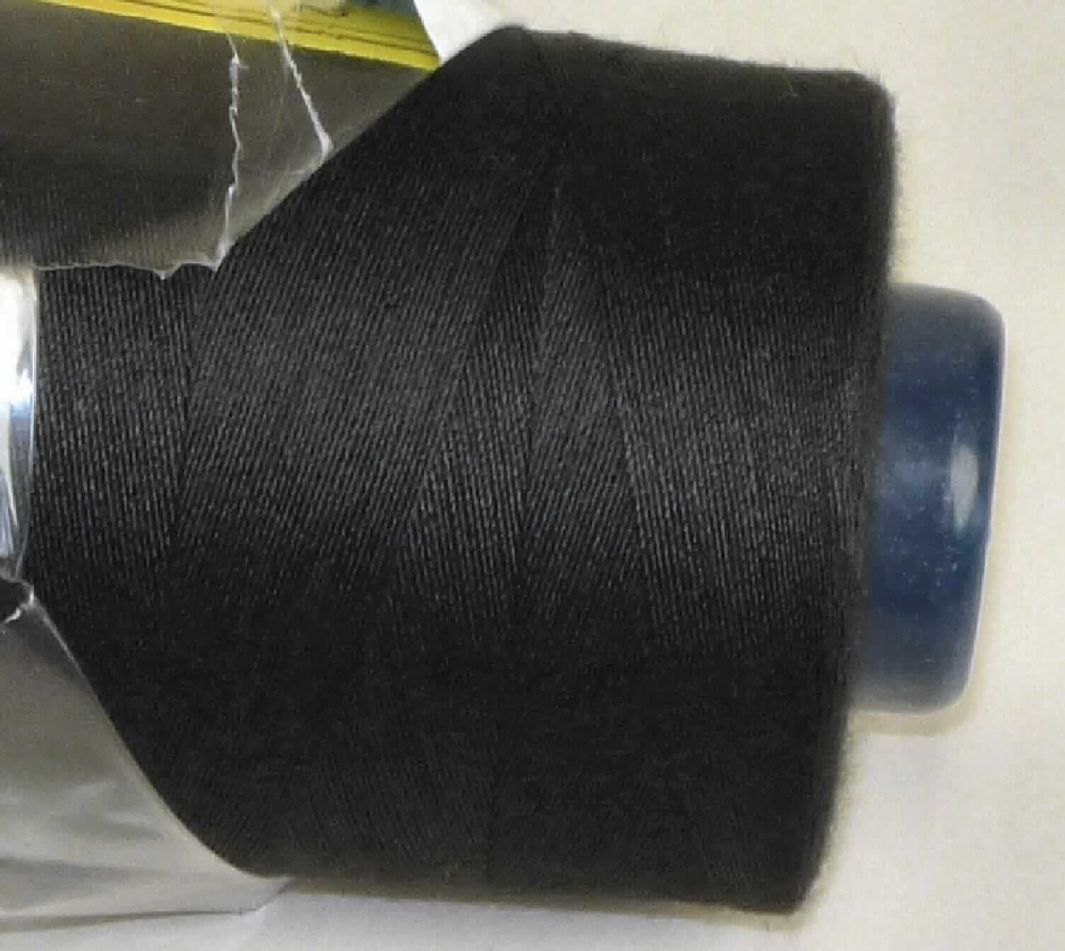 Nähgarn, sog. Overlock-Nähmaschinengarn Art. 287965, Foto siehe Anlage,
- verpackt in einer Kunststofffolie mit Produktinformationsaufklebern,
- aus laut Antrag 100 % Polyester (synthetische Spinnfasern),
- mit einem Gewicht, einschließlich Unterlage (Kunststoffkone), von ca. 90 g; stellt sich damit als Garn in 
  Aufmachung für den Einzelverkauf dar,
- laut Antrag appretiert für die Verwendung als Nähgarn,
- gezwirnt; mit einer Z-Drehung als letzter Drehung,
- erfüllt die Voraussetzung zur Einreihung als Nähgarn.

"Nähgarn aus synthetischen Spinnfasern, in Aufmachungen für den Einzelverkauf"