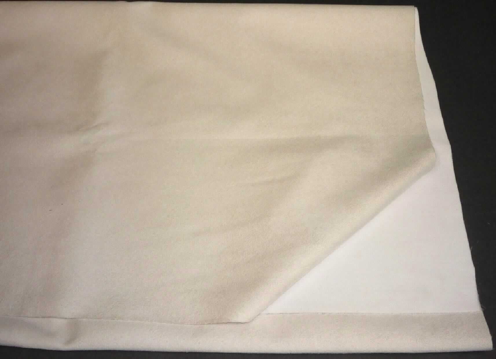 Textillaminat, Foto siehe Anlage,
- als Meterware,
- laut Antrag mit einer Breite von ca. 140 cm,
- laut Untersuchungsergebnis:
-- aus zwei mit ihrer ganzen Fläche aufeinanderliegenden und so miteinander durch Kleben verbundenen Lagen:
--- mit einer Oberlage (Schauseite):
---- aus einem geschmirgelten Gewebe aus ungezwirnten, nicht hochfesten Garnen aus ca. 60 GHT synthetischen 
     Filamenten und ca. 40 GHT synthetischen Spinnfasern,
---- gefärbt, somit keine Ware der Unterposition 5407 93,
---- in Atlasbindung,
--- mit einer Unterlage:
---- aus einem weißen Kuliergewirke aus synthetischen Chemiefasern, 
---- keine Elastomergarne oder Kautschukfäden enthaltend,
- soll laut Antrag als Möbelbezugsstoff verwendet werden; das die Schauseite bildende Gewebe verleiht der Ware 
  insbesondere im Hinblick auf die Verwendung ihren wesentlichen Charakter.

"Gewebe, aus Garnen aus synthetischen Filamenten, anderes als in den Unterpositionen 5407 10 bis 5407 84 
 genannte, gefärbt"