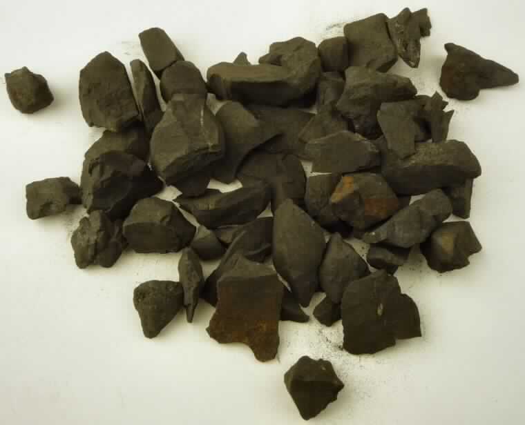 Angaben: Warenart: natürliches Mineral / maschinell zerkleinerte Steine (Schungit Split) - Farbe: schwarz, gräulich bis aschgrau oder auch andere Schattierungen - Dichte: zwischen 1,5 und 2,4 g/m³ - Porosität: bis zu 10% - Chemische Zusammensetzung: Kohlenstoff: 20 bis 95 %; Silizium: 5 bis 60 %; Aluminium: bis 4 %; Eisen: bis 3, 5 %; Magnesium: bis 3,5 %; Kalium: bis 1,5 %; Schwefel: bis 1,2 %; Kalzium: bis 0,58 %; Phosphor: bis 0,34 %; sowie viele andere Mikro- und Mengenelemente - Verwendung: hauptsächlich zur Mineralisierung, Verbesserung der Wasserqualität aber auch für viele andere Zwecke / teilweise in Filteranlagen verbaut oder im Rohzustand benutzt / aus dem Schungit werden viele verschiedene Gegenstände gemacht: Souvenirs, kleine Pyramiden, Kogeln - Verpackung: im Säckchen, ca. 10 bis 30 mm groß.

Feststellungen: Äußere Beschaffenheit des vorgelegten Warenmusters: schwarz-graue, kleine, splittförmige Gesteinsbrocken.

Die Angaben der Antragstellerin werden als zutreffend unterstellt.

Befund: Zolltariflich handelt es sich bei dem Erzeugnis um einen Mineralischen Stoff, anderweit weder genannt noch inbegriffen, der Position 2530 des EZT.