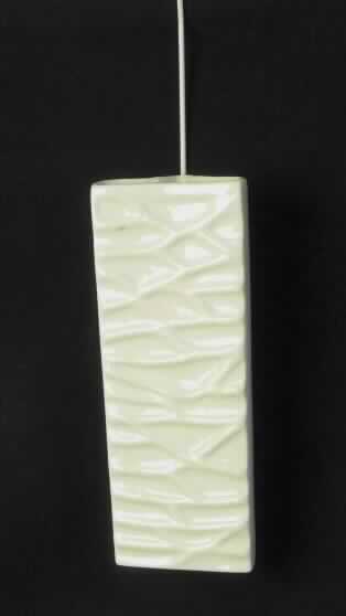 Andere keramische Ware, sog. Keramik Flachverdunster, Foto siehe Anlage,
- keramisches Erzeugnis, nach der Formgebung gebrannt, tonmineralhaltiges Material enthaltend,
- lt. Antrag aus Porzellan,
- weißer, glasierter, oben offener Verdunstungsbehälter,
- mit einer reliefartig gearbeiteten Vorderseite und einer gestuft gearbeiteten Rückseite,
- in den Abmessungen: ca. 20,5 cm (Höhe) x 8 cm (Breite) x 4 cm (Tiefe),
- am oberen Ende der Rückseite mit einem Loch für die Aufhängevorrichtung,
- mit einer Aufhängevorrichtung aus s-förmig gebogenem, mit Kunststoff ummanteltem Draht aus unedlem Metall,
- dazu bestimmt, an einem Heizungskörper angebracht zu werden, 
- dient dem Verdunsten von Wasser zur Erhöhung der Luftfeuchtigkeit.

"Andere keramische Ware, aus Porzellan"