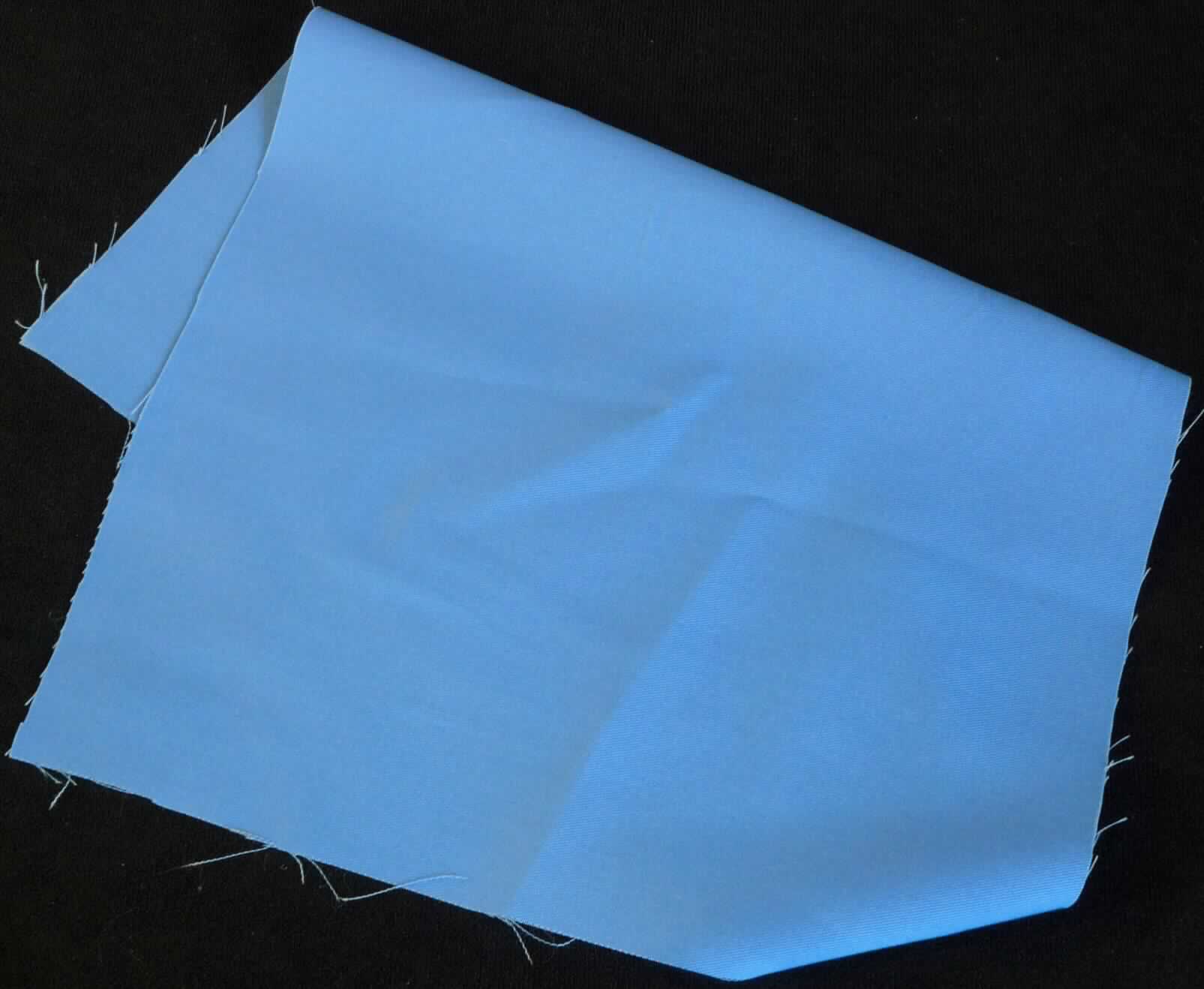 Gewebe, Art. 102454, Foto siehe Anlage,
- als Meterware; laut Antrag mit einer Breite von 158 cm,
- laut Untersuchungsergebnis:
-- aus Polyester-Spinnfasern und Baumwolle (die Antragsangaben von 50 GHT Polyester-Spinnfasern und
   50 GHT Baumwolle können als zutreffend angesehen werden),
-- mit einem Quadratmetergewicht von 160 g,
-- in Köperbindung (3-bindig),
-- gefärbt.

"Gewebe aus synthetischen Spinnfasern, mit einem Anteil an diesen Spinnfasern von weniger als 85 GHT,
 ausschließlich mit Baumwolle gemischt, mit einem Quadratmetergewicht von weniger als 170 g, gefärbt,
 aus Polyester-Spinnfasern, in 3-bindigem Köper"