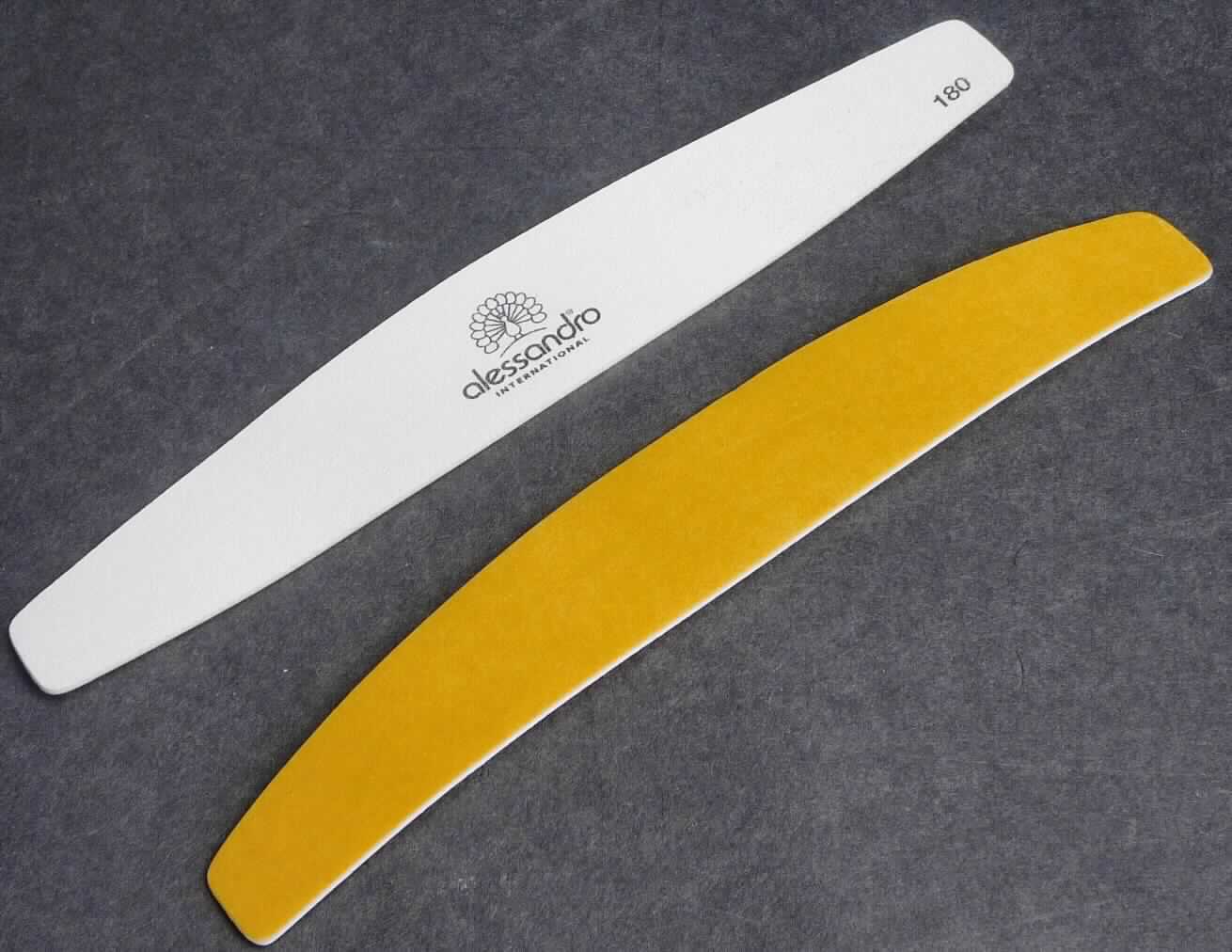 Angaben:
Warenbezeichnung: Wechselpapier mit einer Körnung von 180 Grit - Verwendungszweck: wird auf Trägerboard aus Kunststoff aufgeklebt, zum Feilen von Nägeln - Verpackungseinheit: 50 Stück - Schleifmittel: Aluminiumoxid.

Feststellungen:
äußere Beschaffenheit des vorgelegten Warenmusters:
Set, bestehend aus 50 cremefarbenen, flachen, länglichen, biegsamen, mehrlagigen, leicht bogenförmigen Nagelfeilen (Abmessungen: ca. 18 x 3 x 0,1 cm) mit abgerundeten Enden, einseitiger Schleifmittellage und dem Aufdruck "alessandro INTERNATIONAL". Lagenaufbau: Schleifstoff / Verklebung / Papier / Verklebung / PE-Schaumstoff / doppelseitiges Klebeband.

Die Angaben der Antragstellerin werden als zutreffend unterstellt.

Befund:
Zolltariflich handelt es sich bei dem Erzeugnis um ein Schleifmittel, in Pulverform, auf einer Unterlage aus anderen Stoffen, der Position 6805 des Zolltarifs.