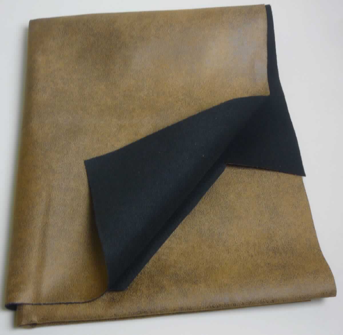 Textillaminat, sog. Möbelbezugsstoff, Foto siehe Anlage,
- als Meterware; laut Antrag mit einer Breite von ca. 145 cm,
- laut Untersuchungsergebnis:
-- aus zwei mit ihrer ganzen Fläche aufeinander liegenden und so miteinander durch Kleben verbundenen Lagen: 
--- mit einer Oberlage (Schauseite):
---- aus einem geschmirgelten und bedruckten Gewebe in Atlasbindung aus ungezwirnten, nicht hochfesten 
     Garnen, mit Schussgarnen aus synthetischen Filamenten (laut Antrag aus Polyester) und Kettgarnen aus 
     dickeren, synthetischen Filamenten und synthetischen Mikro-Spinnfasern (laut Antrag beide aus Polyester), 
     mit einem Gesamtanteil an:
----- synthetischen Filamenten von ca. 60 GHT,
----- synthetischen Spinnfasern von ca. 40 GHT,
--- mit einer Unterlage:
---- aus einem gefärbten, gerauten Kettengewirke aus synthetischen Chemiefasern,
---- keine Elastomergarne oder Kautschukfäden enthaltend,
- insbesondere im Hinblick auf die Verwendung verleiht das die Schauseite bildende Gewebe der Ware ihren 
  wesentlichen Charakter, damit keine Ware der Position 6005.

"Gewebe aus Garnen aus synthetischen Filamenten, anderes als in den Unterpositionen 5407 10 bis 5407 84
 genannte, bedruckt"