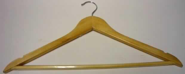 "Holzkleiderbügel"
- ca. 44,5 cm langer Bügel aus chinesischem Hartholz (Shima Superba, lt. Antragsteller), 
  mit Rockeinschnitten,
- mit Querstange für Hosen,
- mit Aufhängehaken aus unedlem Metall,
- sechs Stück im Set,
- zum Aufhängen von Kleidungsstücken.        
(Abbildung siehe Anlage)

Das Holz bestimmt den Charakter des Ganzen.

"Kleiderbügel, aus Holz (zusammengesetzte Ware aus Holz -charakterbestimmend- und unedlem Metall)"