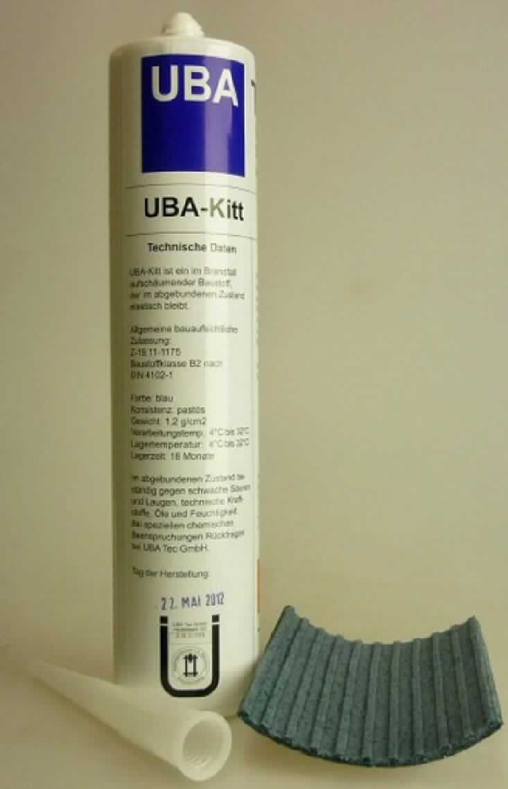 Angaben: UBA-Kitt ist ein im Brandfall aufschäumender Baustoff, der zum Abdichten und Verschließen von Rohrdurchführungen eingesetzt wird. Das Material ist wasserlöslich und besteht aus einer speziellen Formulierung aus Polymeren (Vinyl-Acrylat u.a.), Flammschutzmitteln und weiteren zweckdienlichen Zusätzen. Es wird in 20 l-Eimern importiert und dient zur Herstellung von Kartuschen (310ml-UBA-Kitt) und Platten (UBA-Platte).

Warenbeschaffenheit: Graublaue, klebrige, viskose, mit dunklen Partikeln durchsetzte, bei Erhitzung aufschäumende Masse.
 
Befund: Nach Beschaffenheit und Verwendungszweck kennzeichnet sich die Ware als anderer Kitt (Kunststoffkitt).
