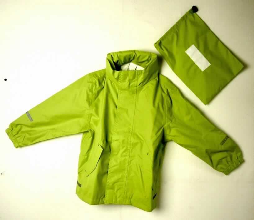 Zweiteilige Zusammenstellung, bestehend aus Kleidung für Kleinkinder und einer anderen konfektionierten Ware (Aufbewahrungsbeutel), sog. Kleinkinder Regenjacke, Größe 80 und 86, Foto siehe Anlage,
- die Einfuhrware wird durch ein Warenmuster in Größe 104 veranschaulicht,
- aus etwa 0,1 mm dicken, einfarbigen Geweben aus laut Antrag 100% Polyester (synthetische Chemiefasern); laut 
  Antrag sind die Gewebe einseitig (Innenseite) mit Polyurethan beschichtet; die Beschichtung ist mit dem bloßen 
  Auge nicht wahrnehmbar (somit keine Meterware der Position 5903),
- der Aufbewahrungsbeutel stellt weder ein Behältnis im Sinne der AV 5 a) noch eine Verpackung im Sinne der 
  AV 5 b) dar, da das Kleidungsstück nicht hierin verpackt ist,
- nicht zur Befriedigung eines speziellen Bedarfs oder zur Ausübung einer bestimmten Tätigkeit zusammengestellt 
  (somit keine Warenzusammenstellung im Sinne der AV 3 b), deshalb getrennte Einreihung beider Bestandteile,
- Kleidung für Kleinkinder:
-- durchgehend leicht gefüttert,
-- über den Schritt reichend,
-- mit Stehkragen, mit einrollbarer Kapuze,
-- vorn mit einer durchgehenden Öffnung mit einem bis in die Kragenspitze reichenden Reißverschluss; verdeckt 
   von einer Patte mit Klettverschluss von links über rechts,  
-- mit langen Ärmeln, mit elastisch verengten Abschlüssen,
-- vorn mit zwei aufgesetzten Taschen mit Klettverschluss unterhalb der Taille, 
-- hinten mit einem Aufdruck verziert,
-- mit aufgenähten, reflektierenden Streifen,
-- am unteren Rand mit einem geraden, nicht verengenden Abschluss,
-- aufgrund der Größe für Kinder unter 18 Monaten bestimmt, somit Kleidung für Kleinkinder.

"Kleidung, für Kleinkinder, aus Geweben, aus synthetischen Chemiefasern"