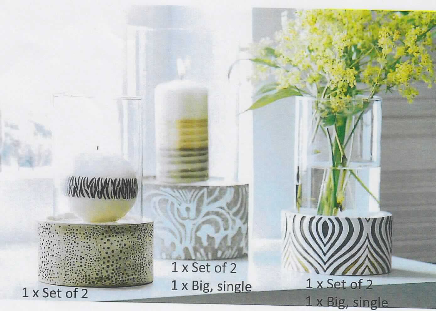 Glasware zur Innenausstattung, sog. Ethno-Windlicht aus Keramik/Glas, Foto siehe Anlage, 
- in Form einer zusammengesetzten Ware, bestehend aus:
- einer zylinderförmigen Röhre,
- - aus klarsichtigem, gewöhnlichem Glas,
- - lt. Antrag handgefertigt (manuelle Glasentnahme),
- einem zylinderförmigen Sockel aus Keramik, in den die Glasröhre passgenau eingestellt ist,
- - unglasiert, mit aufwändig geprägten Dekoren im "Ikat-Stil", handbemalt, teilweise mit Glitter,
- - mit einer leichten Vertiefung zum Einsetzen des Glasgefäßes,
- lt. Antrag in unterschiedlichen Größen,
- - Ethno-Windlicht groß: mit einem Durchmesser von 16,5 cm und einer Höhe von 29 cm,
- - Ethno-Windlicht klein: mit einem Durchmesser von 13 cm und einer Höhe von 21,5 cm,
- ein charakterverleihender Bestandteil kann nicht ermittelt werden, die Ware ist daher der von den
  gleichermaßen in Betracht kommenden Positionen in dieser Nomenklatur (Position 6913 bzw. 7013)
  zuletzt genannten Position zuzuweisen,
- zur Aufnahme eines Teelichts bzw. einer Kerze vorgesehen,
- keine Einreihung als nicht elektrischer Beleuchtungskörper in die Position 9405, da der Sockel 
  keine Passgenauigkeit für ein handelsübliches Teelicht besitzt und über keine spezielle Vorrichtung 
  zur Aufnahme einer Kerze (z.B. Dorn, Klammer, Klemme) verfügt.

"Glasware zur Innenausstattung, aus gewöhnlichem Glas, handgefertigt"