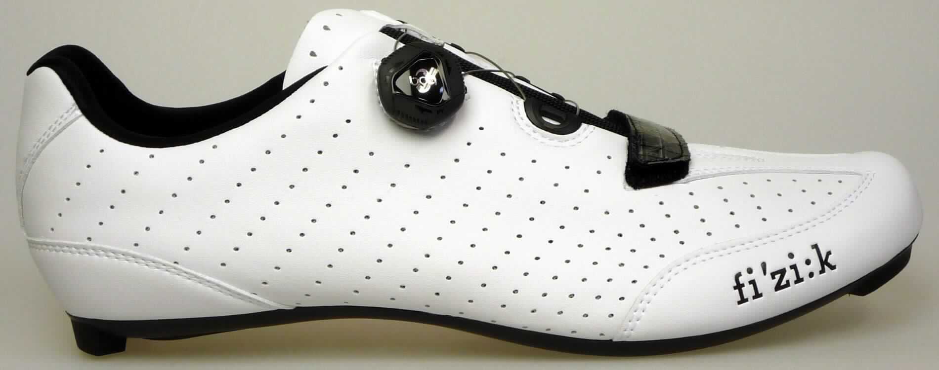 Radsportschuhe (Foto siehe Anlage)
- mit Laufsohlen aus (lt. Antrag) Carbonfasern (mit Kunststoff verfestigt; den größten Teil der 
  Berührungsfläche mit dem Boden bildend) und Kunststoff,
- mit Oberteil aus Kunststoff (Spinnstoff mit einer mit bloßem Auge wahrnehmbaren 
  Außenschicht aus Kunststoff),
- mit Klettverschluss und Drehradverschluss,
- mit Pedalbefestigungsvorrichtung

"Schuhe mit Laufsohlen aus Carbonfasern und Oberteil aus Kunststoff"