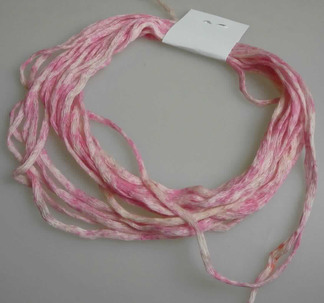 Gewirke, sog. Handstrickgarn "Elba", Art. 3461, Foto siehe Anlage,
- als Meterware im Knäuel, laut Antrag mit einer Länge von 80 m,
- laut Untersuchungsergebnis:
-- schlauchförmiges Gewirke mit einer Breite von ca. 3 - 4 mm (damit kein Maschengarn der Position 5606),
-- aus synthetischen Chemiefasern (laut Antrag: Polyacryl) und Baumwolle (die Antragsangaben von 50 GHT 
   synthetischen Chemiefasern und 50 GHT Baumwolle können als zutreffend angesehen werden),
-- keine Elastomergarne oder Kautschukfäden enthaltend,
-- keine Raschelspitze,
- ohne Flor- oder Schlingenoberfläche.

"Gewirke, mit einer Breite von weniger als 30 cm, anderes als solche der Positionen 6001 und 6002, aus 
 synthetischen Chemiefasern, keine Raschelspitze"