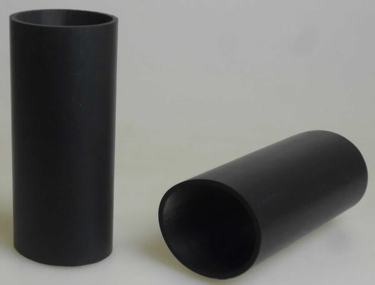 Angaben des Antragstellers:
Schlauch
Verwendungszweck: Motorkühlungsschlauch, Einbau am Motor eines Autos
Material: EPDM

Feststellungen an Warenmustern:
Schläuche aus einem schwarzen, elastischen Material (Außendurchmesser: ca. 4,3 cm; Länge: ca. 9,4 cm). Die Schläuche sind nicht verstärkt.

Befund:
Es handelt sich um einen Schlauch aus Weichkautschuk ohne Formstücke, Verschlussstücke oder Verbindungsstücke im Sinne der Unterposition 4009 1100.
