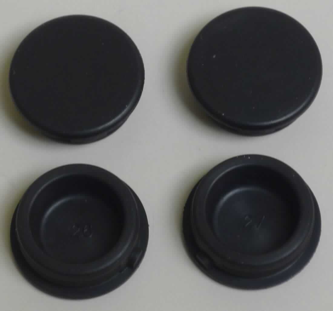 Angaben des Antragstellers:
Plug Sealing / Abdichtung
Verwendungszweck: Dichtungsfunktion (gegen Flüssigkeit und Gas) - Einbau im Motorsteuergerät eines Kfz.
Material: EPDM

Untersuchungsergebnisse an Warenmustern:
Rundes, kappenartiges Formteil mit umlaufender Nut aus einem schwarzen, elastischen Material (Durchmesser: ca. 3,1 cm; Höhe: ca. 1,1 cm) (siehe Abbildung).

Befund:
Es liegt ein Formteil aus Weichkautschuk von der für Kraftfahrzeuge der Positionen 8701 bis 8705 bestimmten Art im Sinne der Unterposition (KN) 4016 9957 vor. Die Verwendung als Dichtung ist nicht erkennbar.