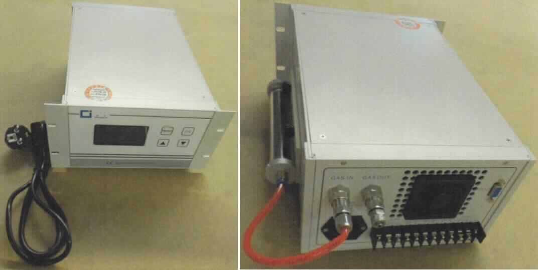 Gasanalysegerät, sog. Schutzgasmessgerät, in Form einer kombinierten Maschine, im Wesentlichen bestehend aus einem Gehäuse mit einem Sensor, einem Durchflussmesser, einer Pumpe, einem Wellenfilter, elektronischen Komponenten, einem LC-Display, vier Bedienelementen sowie einem Anschlusskabel.
Das Gerät dient der kontinuierlichen Messung der Sauerstoffkonzentration in Gasen (kennzeichnende Haupttätigkeit) in der Industrie und im Labor.
Die Ware wird als "elektronisches Gerät für physikalische oder chemische Untersuchungen von Gasen oder Rauch" eingereiht.

Abbildung: siehe Anlage