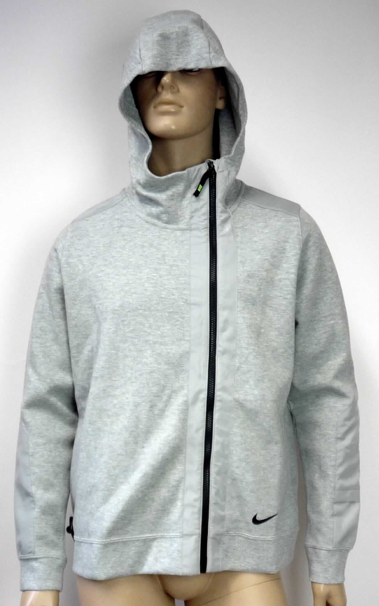 Strickjacke, sog. Jacke, Größe XL, Foto siehe Anlage,
- aus ca. 1,1 mm dicken, buntgewirkten Gewirken (melierte Garne) aus laut Antrag 76 % Baumwolle und
  24 % Polyester (synthetische Chemiefasern),
- im Bereich der Schultern, der Öffnung sowie an den Ärmeln mit aufgenähten Zuschnitten aus ca. 0,1 mm dicken,
  einfarbigen Geweben aus laut Antrag 100 % Polyester,
- über die Taille reichend (Rückenlänge: ca. 69 cm),
- mit einer angesetzten, gefütterten Kapuze,
- vorn mit einer seitlich versetzten, durchgehenden Öffnung mit einem bis an den Kapuzenrand reichenden 
  Reißverschluss, am Kapuzenrand mit einer kurzen Überlappung von links über rechts (Männerkleidung),
- mit langen Ärmeln, an den Ärmelenden mit angesetzten, verengenden Bündchen,
- vorn mit zwei eingesetzten, offenen Taschen im Bereich der Taille,
- am unteren Rand mit einem angesetzten, nicht verengenden Bund,
- weist weder aufgrund der Ausstattung (ungefüttert) noch des Schnitts (nicht in Bahnen gearbeitet) eine
  Formfestigkeit auf, somit keine Jacke,
- insbesondere im Hinblick auf den Umfang bestimmen die Gewirke den Charakter der Ware.

"Strickjacke, aus Gewirken, aus Baumwolle, für Männer"
