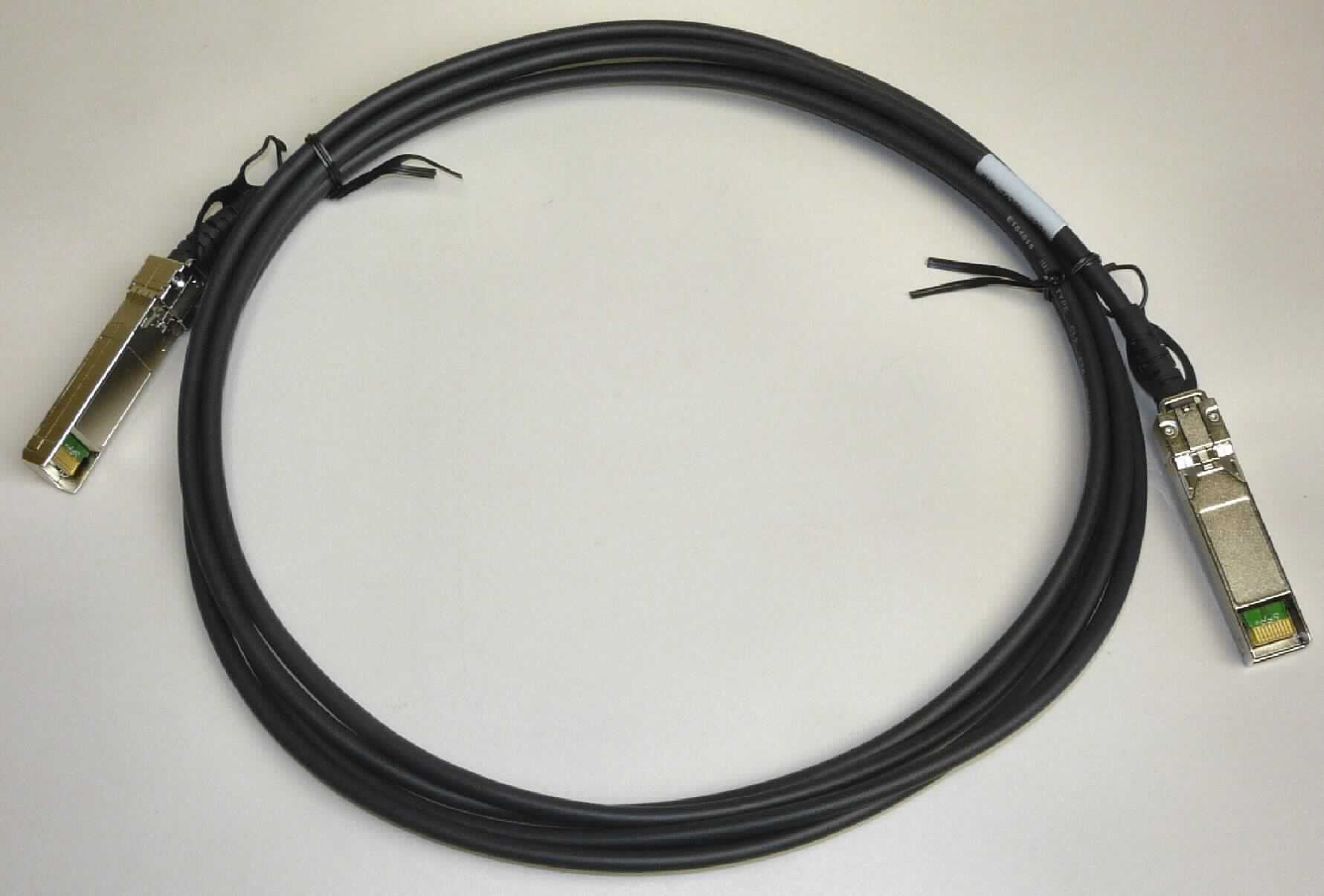 Netzwerkkabel, sog. "SFP + Passive Cable Assembly" (Art.-Nr. 074752 1031),
- in Form eines vieradrigen abgeschirmten Rundkabels (Quad-Cable) mit zwei Interface-Steckerverbindern auf 
  beiden Seiten (Haupttätigkeit), mit einer Länge von insgesamt drei Metern, für eine Spannung von 3,3 VDC,
- in Kombination mit je einem in den Anschlussstücken integrierten EEPROM mit gespeicherten 
  Identifikationsdaten, 
- zum Verbinden von Netzwerk- und Telekommunikationsgeräten zwecks Datenübertragung.

Das Erzeugnis ist als "isoliertes elektrisches Kabel, kein Koaxialkabel oder Zündkabelsatz, für eine Spannung von weniger als 1000 V, mit Anschlussstücken, von der für die Telekommunikation verwendeten Art" einzureihen.