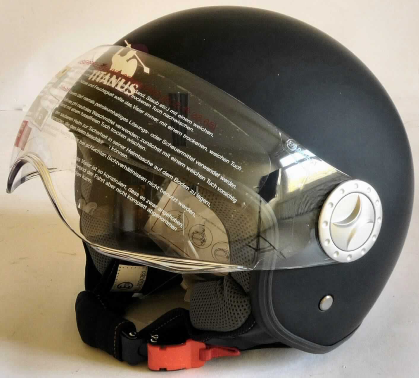 Sicherheitskopfbedeckung, sog. Helm, Foto siehe Anlage,
- in Form eines Motorradhelms (Jethelm) in verschiedenen Farben und Größen,
- aus Kunststoff (lt. Verpackungsaufdruck Polycarbonat),
- mit einem Visier aus Kunststoff,
- innen gepolstert (teilweise herausnehm- und waschbar),
- mit einem Kinnriemen aus Spinnstoffen und einer Schnalle aus Kunststoff sowie Metall,
- zur Verwendung als Schutzhelm für Motorradfahrer,
- in einem zur Verpackung dieser Waren üblichen Beutel aus Spinnstoffen und einem 
  buntbedruckten Pappkarton mit einer Gebrauchsanweisung verpackt.

"Andere Kopfbedeckung, Sicherheitskopfbedeckung, aus Kunststoff"