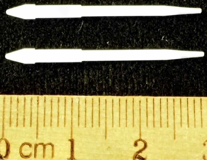 Sog. Ersatzspitze aus Kunststoff in Form einer Schreibfederspitze,
- ca. 3 cm lang,
- im Wesentlichen bestehend aus einem weißen Docht mit einer extrudierten und abgerundeten Spitze,
- keine Fasern enthaltend,
- mit einem Innenkanal zur Tintenleitung.

Die Ware ist als "Schreibfederspitze aus Kunststoff, keine Fasern enthaltend, mit einem Innenkanal" einzureihen.