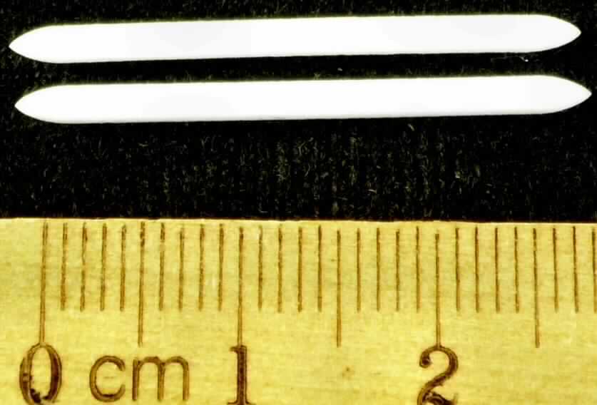 Sog. Ersatzspitze für CD-Marker in Form einer porösen Spitze aus weißen Kunststofffasern (Polyester laut Antragstellerangabe),
- ca. 3 cm lang,
- an beiden Enden zugespitzt und abgerundet,
- mit einem runden Querschnitt,
- ohne Innenkanal.

Die Ware ist als "poröse Spitze für Markierstifte, ohne Innenkanal" einzureihen.