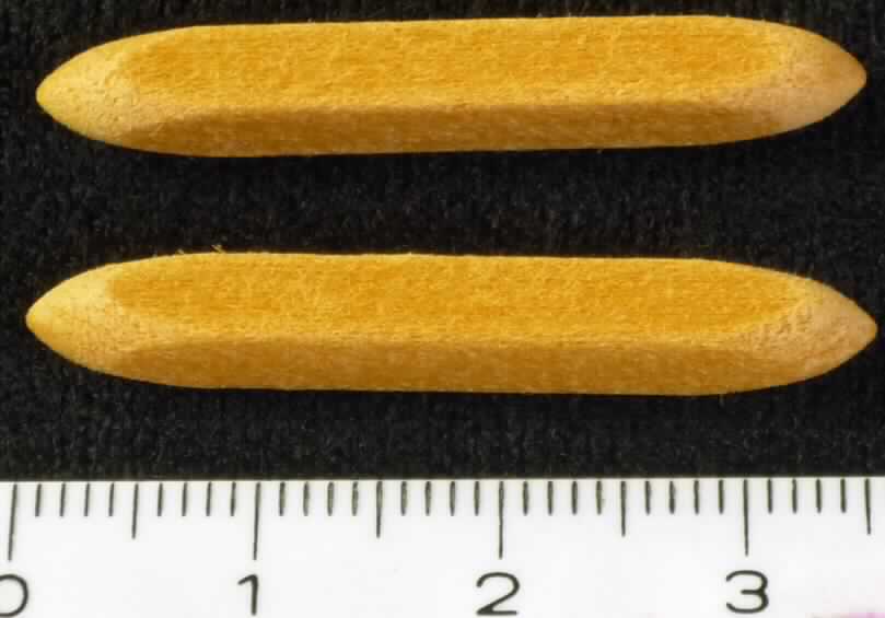 Sog. Ersatzspitze für e-20 Marker (Nib) in Form einer porösen Spitze aus braunen Kunststofffasern (Acryl laut Antragstellerangabe),
- an beiden Enden leicht zugespitzt,
- mit einem quadratischen Querschnitt,
- mit den Maßen von ca. 3,5 cm x 0,4 cm (Länge x Breite),
- ohne Innenkanal.

Die Ware ist als "poröse Spitze für Markierstifte, ohne Innenkanal" einzureihen.