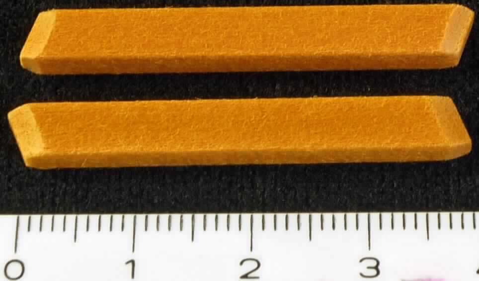 Sog. Ersatzspitze für e-10 Marker (Nib) in Form einer porösen Spitze aus braunen Kunststofffasern (Acryl laut Antragstellerangabe),
- an beiden Enden mit angeschrägter Schreibfläche,
- mit einem rechteckigen Querschnitt,
- mit den Maßen von ca. 4 cm x 0,5 cm x 0,3 cm (Länge x Breite x Höhe),
- ohne Innenkanal.

Die Ware ist als "poröse Spitze für Markierstifte, ohne Innenkanal" einzureihen.
