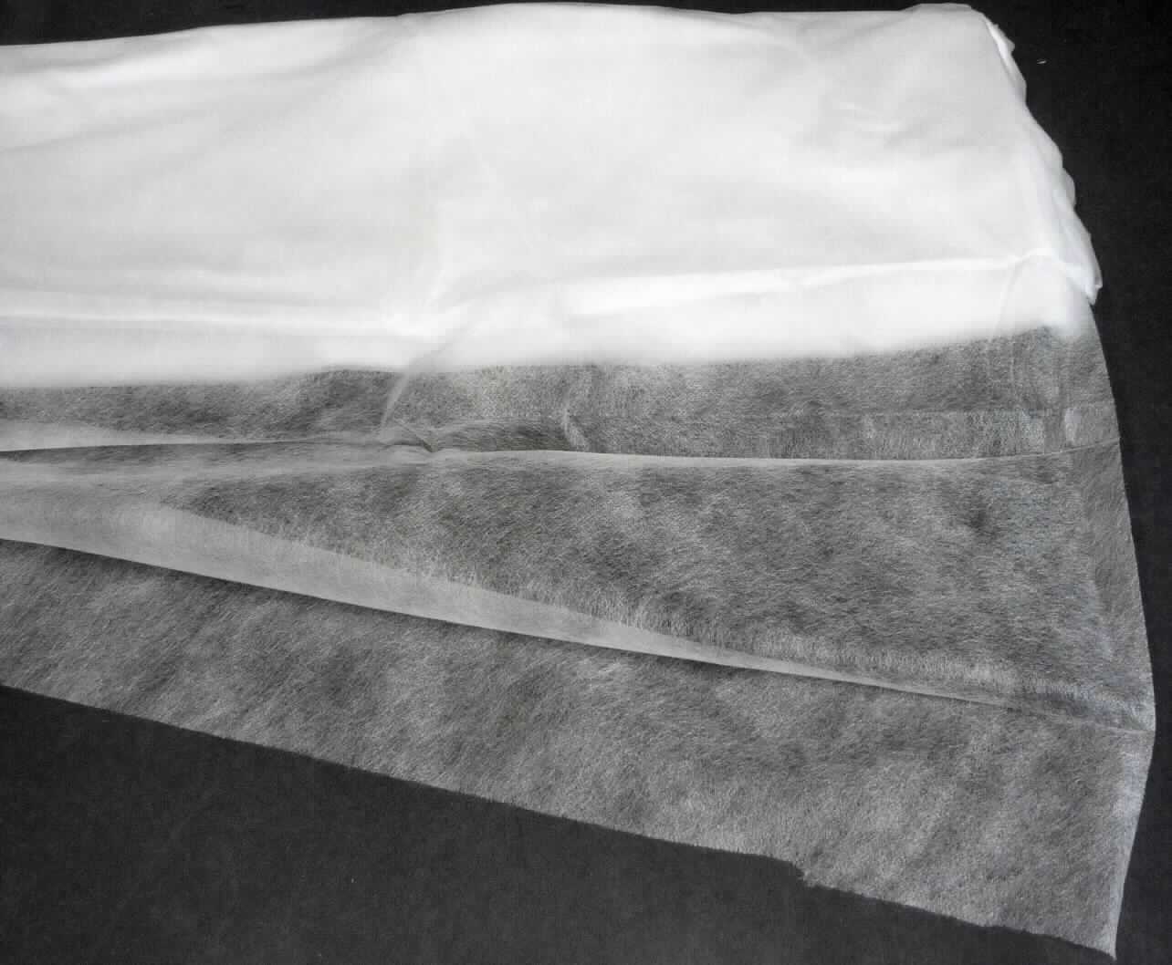 Vliesstoff, sog. Gartenvlies, Artikel 172769 und 172449, Foto siehe Anlage,
- in einem Polybeutel mit einem bedruckten Papiereinleger verpackt,
- laut Antrag mit den Abmessungen: 10 m x 1,5 m,
- laut Untersuchungsergebnis:
-- einlagiger Vliesstoff aus synthetischen Filamenten (laut Antrag aus Polyethylen; keine meltblown Fasern),
-- punktuell thermisch verfestigt,
-- weder bestrichen noch überzogen,
-- mit einem Quadratmetergewicht von 18 g,
- an den Rändern nur geschnitten (nicht konfektioniert), somit keine Ware der Position 6307,
- laut Antrag zur Ernteverfrühung, soll vor Frost und negativen Klimaeinflüssen sowie vor Vogel- und Wildfraß 
  schützen.

"Vliesstoff, aus synthetischen Filamenten, mit einem Quadratmetergewicht von weniger als 25 g, weder bestrichen 
 noch überzogen, anderer als in den Unterpositionen 5603 1190 10 bis 5603 1190 20 genannte"