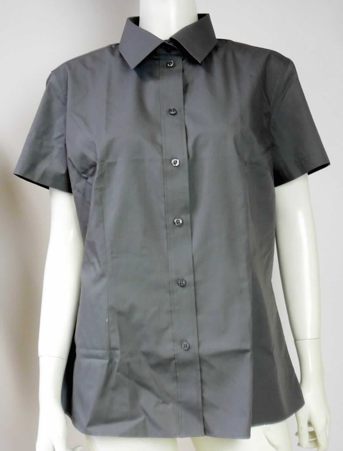 Hemdbluse, sog. Damen-Kurzarm-Bluse, Art. 6305, Größe L, Foto siehe Anlage,
- laut Antrag gemeinsam mit einer separaten Brusttasche in einem Polybeutel verpackt, die Brusttasche ist 
  geringwertig und im Hinblick auf die Verwendung als unbedeutend zu betrachten, sie ändert das Wesen 
  der Hauptware nicht und ist deshalb wie diese einzureihen,
- aus ca. 0,3 mm dicken, einfarbigen Geweben aus laut Antrag 55 % Baumwolle und 45 % Polyester 
  (synthetische Chemiefasern),
- über den Schritt reichend (Rückenlänge: ca. 72 cm),
- mit einem Umlegekragen,
- vorn mit einer durchgehenden Öffnung mit Knopfverschluss von rechts über links (Frauenkleidung),
- mit Brustabnähern,
- im Rücken mit Schultersattel,
- mit kurzen Ärmeln,
- den Hemden für Männer entsprechend zugeschnitten,
- am unteren, abgerundeten Rand durch Umschlagen und Festnähen gesäumt.

"Hemdbluse, aus Geweben, für Frauen, aus Baumwolle, nicht nach dem Batikverfahren handbedruckt"