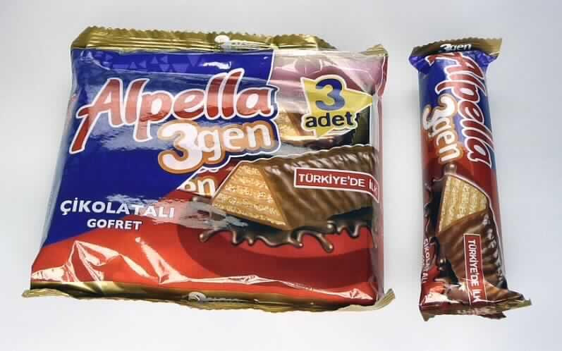 Waffeln mit Haselnusscreme

Ein Warenmuster in Originalumschließung und vertrauliche Angaben zur Zusammensetzung (s. Feld 8) lagen vor.

Bunt bedruckte Originalschlauchfolie, der Aufdruck enthält Angaben zum Erzeugnis ("mit Vollmilchschokolade be-
schichtete Waffel mit Haselnusscreme"; 3 x 38 g) und zu den Zutaten (s. Feld 8), darin 3 einzeln in Schlauchfolie 
eingeschweißte Riegel mit trapezförmigem Querschnitt, aus 5 hellen trockenen Waffelschichten mit 4 Lagen einer 
hellbraunen Haselnusscremefüllung, vollständig mit brauner Vollmilchschokolade überzogen;
Maße: ca. 13 cm x 3 cm x 1,5 cm. Das Erzeugnis wird auch als Einzelpackung zu 38 g gehandelt.

Geschmack: nach gesüßten Waffeln mit Haselnusscremefüllung und Vollmilchschokolade

Wassergehalt*: 10 GHT oder weniger
Milchfett*: 1,5 bis weniger als 3 GHT
Milchprotein*: 0 bis weniger als 2,5 GHT 
Stärke/Glucose*: 5 bis weniger als 25 GHT
Saccharose/Invertzucker/Isoglucose*: 30 bis weniger als 50 GHT

*:  Antragsangaben

Backware, gesüßte Waffel mit einem Wassergehalt von 10 GHT oder weniger, ganz mit Schokolade bedeckt, in 
unmittelbaren Umschließungen mit einem Gewicht des Inhalts von 85 g oder weniger