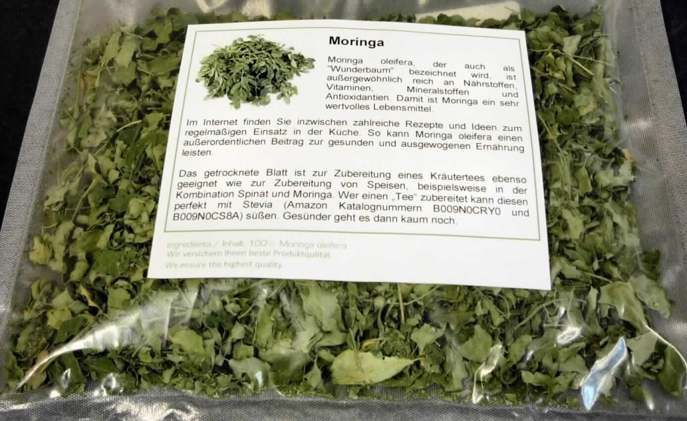 Moringa oleifera Blätter, getrocknet

Ein Warenmuster (nicht in Originalumschließung) und vertrauliche Angaben zur Herstellung lagen vor.

Nach den Antragsangaben handelt es sich um getrocknete und zerkleinerte Blätter von Moringa oleifera 
(Meerrettichbaum) ohne weitere Zusätze. 

Etikettierter, verschweißter Kunststofffolienbeutel, darin grob bis fein zerkleinerte grüne Pflanzenteile, 
ohne Zusätze; Geschmack zunächst unspezifisch und leicht scharf, im Nachgang leicht an Petersilie 
erinnernd.

Gemüse, getrocknet, zerkleinert, jedoch nicht weiter zubereitet, Meerrettichbaumblätter; wegen der 
vorwiegenden Verwendung in der Küche kein Medizinalkraut der Position 1211 der KN.