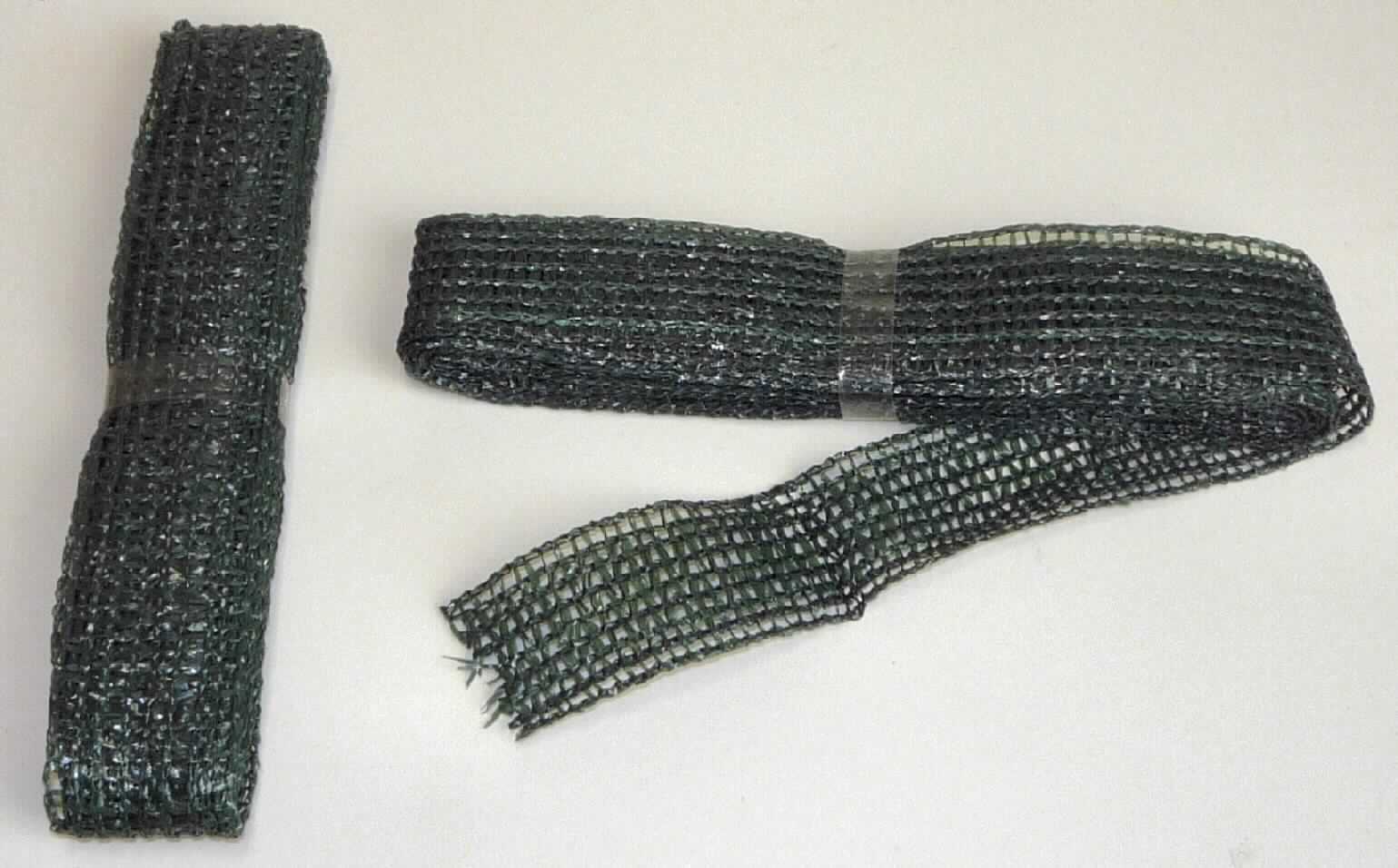 Kettengewirke, sog. Baumbinder, Art. 172589, Foto siehe Anlage,
- als Set mit zwei "Baumbindern" in einem Polybeutel mit Papphalterung verpackt,
- in den Abmessungen: ca. 3 cm breit und laut Antrag mit einer Länge von 3 m,
- aus ca. 1 mm breiten, gefärbten Streifen aus synthetischer Spinnmasse (laut Antrag: Polyethylen),
- ohne Elastomergarne oder Kautschukfäden,
- ohne Flor- oder Schlingenoberfläche,
- an den Schmalseiten lediglich geschnitten, somit nicht konfektioniert (damit keine Ware der Position 6307),
- dient laut Antrag dem Anbinden von Pflanzen / Bäumen.

"Gewirke, mit einer Breite von weniger als 30 cm, anderes als solche der Positionen 6001 und 6002, aus Streifen
 aus synthetischer Spinnmasse"