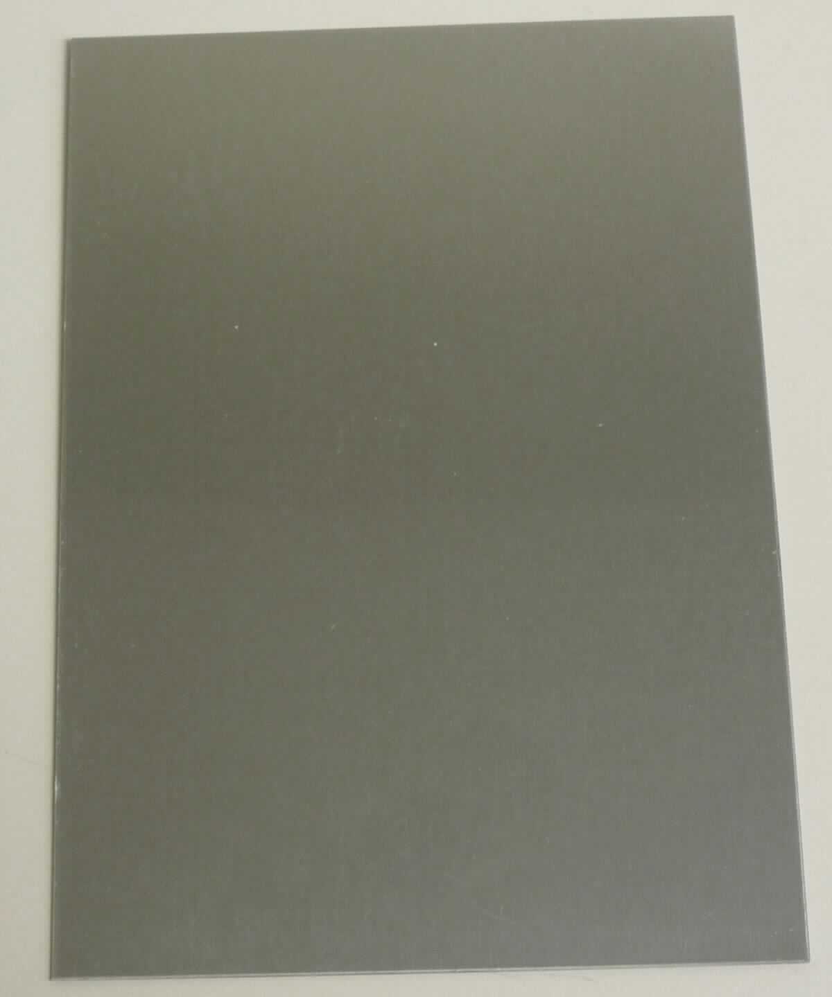 Lackiertes Stahlblech

Bei der Ware handelt es sich um ein Stahlblech aus nicht legiertem Stahl, Werkstoffbezeichnung DX54D (entspricht 1.0306) mit einer Länge von 795 mm, einer Breite von 687,5 mm und einer Dicke von 0,88 mm. Das Blech ist verzinkt (feuerverzinkt) und wird anschließend auf einer Seite mit Klarlack überzogen. Die lackierte Seite wird zusätzlich mit einer Schutzfolie aus Kunststoff überzogen.
Das Blech wird als Bestandteil von Waschmaschinen verwendet.

Die Ware ist als flachgewalztes Erzeugnis aus nicht legiertem Stahl, mit einer Breite von 600 mm oder mehr, plattiert oder überzogen, mit Farbe versehen, lackiert oder mit Kunststoff überzogen, nur oberflächenbearbeitet, aus nicht legierten Stählen, die auf mindestens einer Seite mit Farbe versehen oder mit Kunststoff überzogen sind, in den TARIC-Code 7210 7080 11 einzureihen.