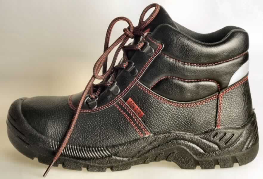 Sicherheitsstiefel (lt. Antrag: "Sicherheitsstiefel, Art. 384175, schwarz-rot"; Foto siehe Anlage)
- mit Laufsohlen aus (lt. Antrag) Kunststoff,
- mit Oberteil (geschlossenes Blatt) aus Leder (den größten Teil der Außenfläche
  bildend) und Kunststoff (Spinnstoff mit einer mit dem bloßen Auge 
  wahrnehmbaren Außenschicht aus Kunststoff),
- auf das Oberteil sind Stücke aus Kunststoff als Verstärkungsteile aufgesetzt,
- mit Schnürsenkelverschluss,
- mit Metallschutz in der Vorderkappe

"Schuhe mit Laufsohlen aus Kunststoff und Oberteil aus Leder, andere als in den 
Unterpositionen 6403 1200 bis 6403 2000 genannt, mit einem Metallschutz in der 
Vorderkappe"