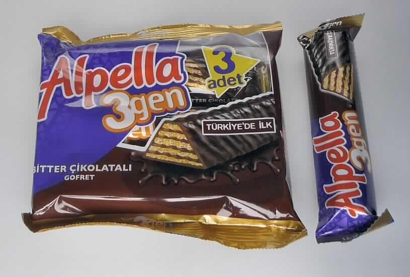 Waffeln mit Bitterschokolade

Ein Warenmuster in Originalumschließung und vertrauliche Angaben zur Zusammensetzung (s. Feld 8) lagen vor.

Bunt bedruckte Originalschlauchfolie, der Aufdruck enthält Angaben zum Erzeugnis ("mit Bitterschokolade be-
schichtete Waffel mit Bittercreme"; 3 x 38 g) und zu den Zutaten, darin 3 einzeln in Schlauchfolie eingeschweißte 
Riegel mit trapezförmigem Querschnitt, aus 5 hellen trockenen Waffelschichten mit 4 Lagen einer dunkelbraunen 
Bitterschokoladencremefüllung, vollständig mit dunkler Schokolade überzogen;
Maße: ca. 12,5 cm x 3 cm x 1,9 cm. Das Erzeugnis wird auch als Einzelpackung zu 38 g gehandelt.

Geschmack: nach gesüßten Waffeln mit Bitterschokolade

Wassergehalt*: 10 GHT oder weniger
Milchfett*: 0 bis weniger als 1,5 GHT
Milchprotein*: 0 bis weniger als 2,5 GHT 
Stärke/Glucose*: 5 bis weniger als 25 GHT
Saccharose/Invertzucker/Isoglucose*: 30 bis weniger als 50 GHT

*:  Antragsangaben

Backware, gesüßte Waffel mit einem Wassergehalt von 10 GHT oder weniger, ganz mit Schokolade bedeckt, in 
unmittelbaren Umschließungen mit einem Gewicht des Inhalts von 85 g oder weniger