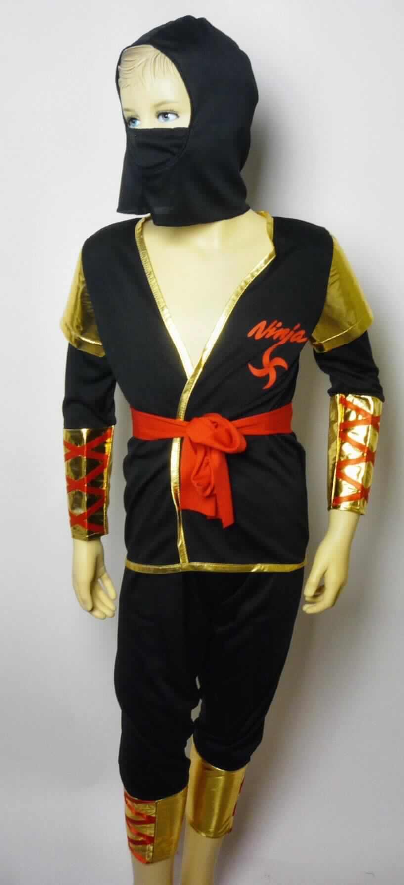 Kostüm Ninja, Art. 186979, 186818, in Kindergröße S, Fotos siehe Anlage,
- vierteilige Zusammenstellung, bestehend aus einer Jacke, einer langen Hose, einem Bindegürtel (Gewirke als 
  Meterware) und einer Kopfbedeckung,
- gemeinsam in einem Polybeutel mit bedrucktem Pappeinleger verpackt,
- gehört als Maskenkostüm aus Spinnstoffen nicht zum Warenkreis der Position 9505,
- u. a. deshalb keine Kombination, da die Kleidungsstücke nicht aus ein und demselben Flächenerzeugnis 
  hergestellt wurden,
- getrennte Einreihung aller Bestandteile, weil die Kleidungsstücke nicht zusammen in eine Position eingereiht 
  werden können,
- alle Flächenerzeugnisse aus laut Antrag 100 % Polyester (synthetische Chemiefasern),
- Bindegürtel (Gewirke als Meterware):
-- aus ca. 0,4 mm dicken, einfarbigen Gewirken, keine Elastomergarne oder Kautschukfäden enthaltend,
-- lediglich geschnitten und ohne Randbefestigungen (nicht konfektioniert), in den Abmessungen: 
   (L x B): ca. 130 cm x 6 cm,
-- keine Raschelspitze,
-- ohne Flor- oder Schlingenoberfläche.

"Gewirke, mit einer Breite von weniger als 30 cm, anderes als solche der Positionen 6001 und 6002, 
 aus synthetischen Chemiefasern, keine Raschelspitze"