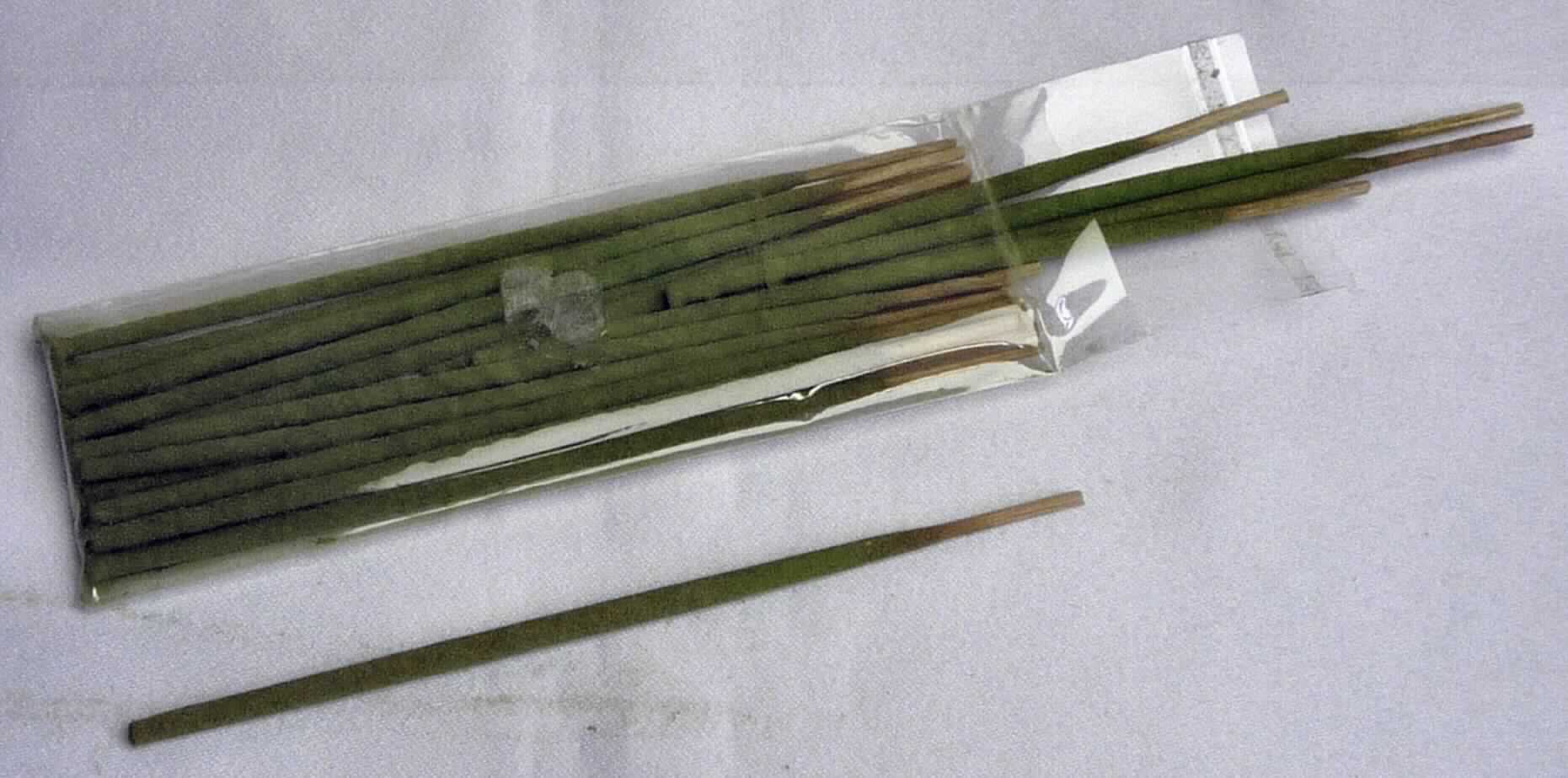 Zubereitetes Riechmittel; Räucherstäbchen

Bei der vorgelegten Ware handelt es sich um grüne Räucherstäbchen (Länge ca. 11 cm) zum Parfümieren von Räumen. Die Räucherstäbchen sind zu 20 Stück in einer Klarsichtfolie mit Etikett verpackt. 

Die Ware ist als zubereitetes Riechmittel in die Position 3307 der Kombinierten Nomenklatur einzureihen.
