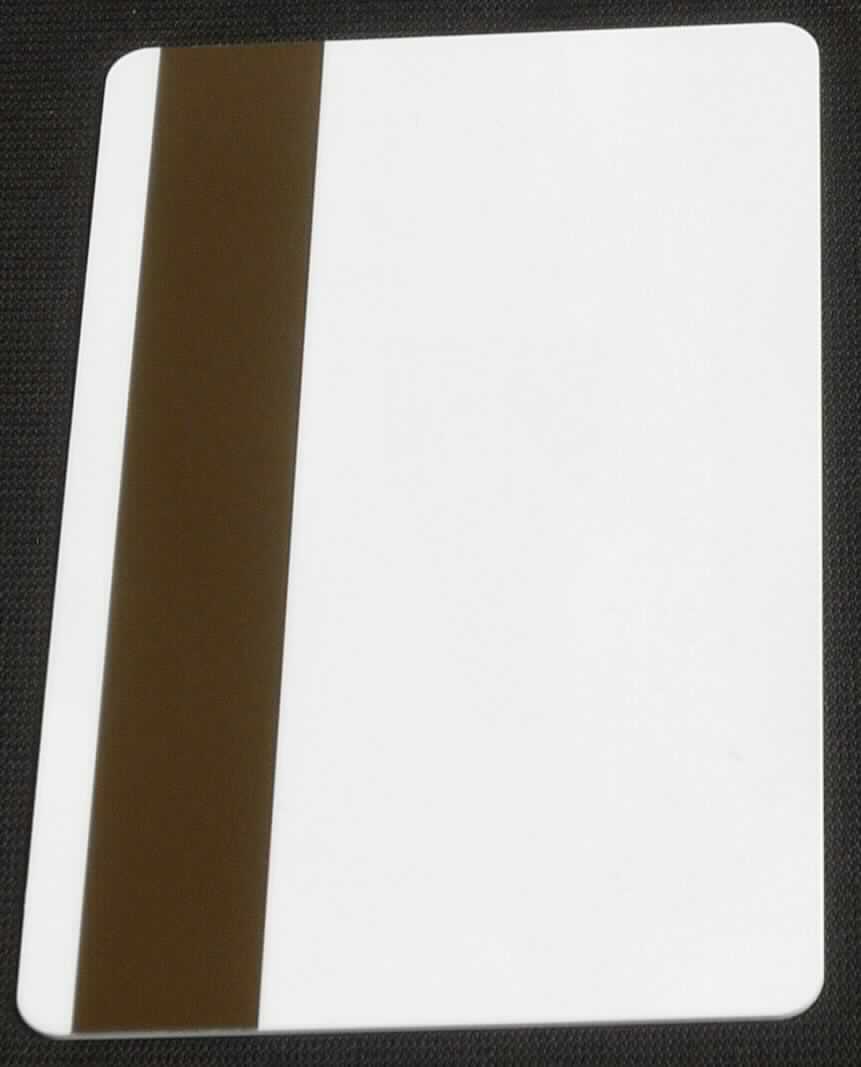 Bei der als "Karte mit Magnetstreifen, kodiert" bezeichneten Ware handelt es sich um eine flache Kunststoffkarte mit Standard-Kartenmaßen, versehen mit einem Magnetstreifen.
Die Ware, mit auf dem Magnetstreifen gespeicherten Daten, ist zur Verwendung für verschiedene Anwendungsbereiche (z. B. Speicherung von kundenspezifischen Daten) bestimmt.

Das Erzeugnis wird als "magnetischer Aufzeichnungsträger, Karte mit Magnetstreifen" eingereiht. 

Anlage: 1 Abbildung