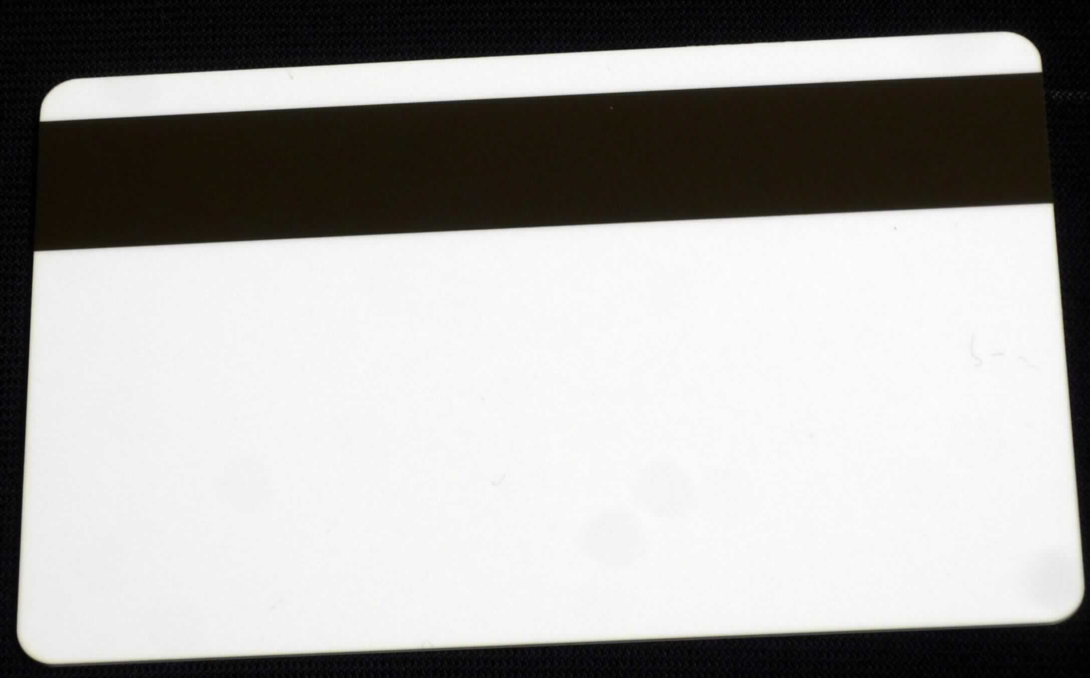 Bei der als "Karte mit Magnetstreifen, kodiert" bezeichneten Ware handelt es sich um eine flache Kunststoffkarte mit Standard-Kartenmaßen, versehen mit einem Magnetstreifen.

Die Ware, ohne auf dem Magnetstreifen gespeicherte Daten, ist zur Verwendung für verschiedene Anwendungsbereiche (z. B. Speicherung von kundenspezifischen Daten) bestimmt.

Das Erzeugnis wird als "magnetischer Aufzeichnungsträger, Karte mit Magnetstreifen" eingereiht. 

Anlage: 1 Abbildung