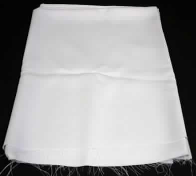 Gewebe, sog. Gewebe aus Polytetrafluorethylen, siehe beigefügtes Foto,
- als Meterware,
- mit einer Breite von mehr als 30 cm,
- lt. Untersuchungsergebnis:
-- aus ungezwirnten, nicht hochfesten Garnen aus texturierten, synthetischen
   Filamenten aus Polyester,
-- weiß gefärbt (optisch aufgehellt),
-- in Atlasbindung.

"Gewebe aus Garnen aus synthetischen Filamenten, in Atlasbindung, nicht aus hochfesten Garnen, 
mit einem Anteil an texturierten Polyester-Filamenten von mehr als 85 GHT, gebleicht, weiß
gefärbt"