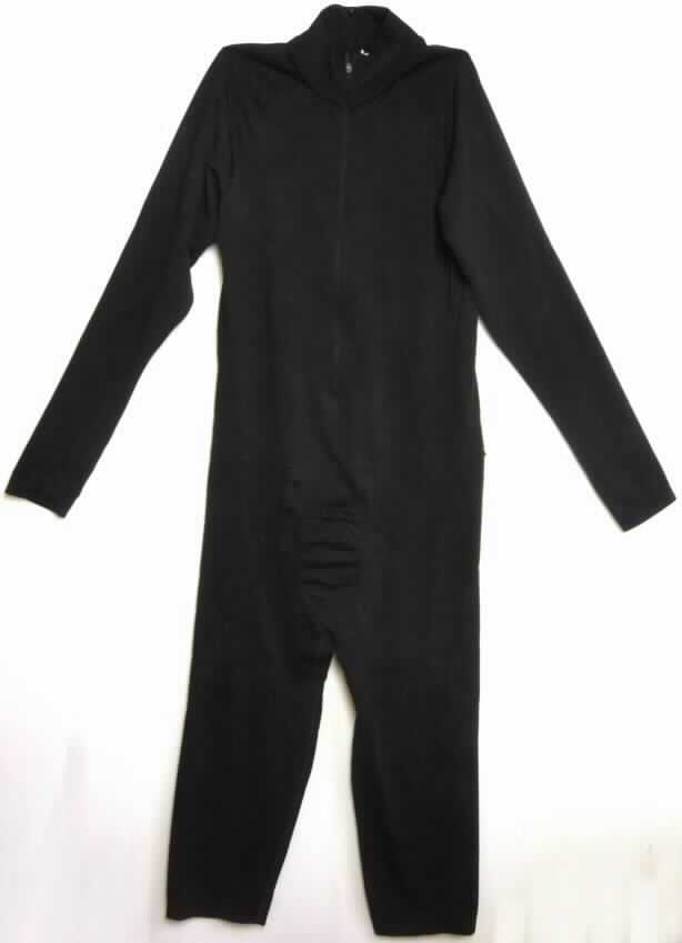 Einteilige Unterwäsche, sog. one piece suit EVOLUTION LIGHT / knit, Art. 181542, Größe L, Foto siehe Anlage,
- aus ca. 0,6 mm dicken, einfarbigen Gewirken aus laut Antrag 77 % Polyester, 18 % Polyamid und 5 % Elasthan 
  (Elastomergarn, alles synthetische Chemiefasern),
- den ganzen Körper mit Ausnahme des Kopfes, der Hände und der Füße bedeckend,
- mit einem Stehkragen,
- mit einer im Bereich des Bauches endenden Öffnung, die mit einem bis in die Kragenspitzen reichenden 
  Reißverschluss geschlossen werden kann, am Kragenrand mit einer kurzen Überlappung von rechts auf links,
- im unteren Teil in Art einer langen Unterhose gearbeitet,
- vorn mit einer Eingriffsöffnung ohne Verschlusssystem (erkennbar Männerkleidung),
- an den Ärmelenden und den Beinabschlüssen durch Umschlagen und Festnähen gesäumt, 
- das Kleidungsstück wird aufgrund der Ausstattung üblicherweise nicht sichtbar als Oberkleidung getragen. 

"Unterwäsche, andere als in den Unterpositionen 6107 11 bis 6107 19 genannte, aus Gewirken, für Männer, aus 
 Chemiefasern"