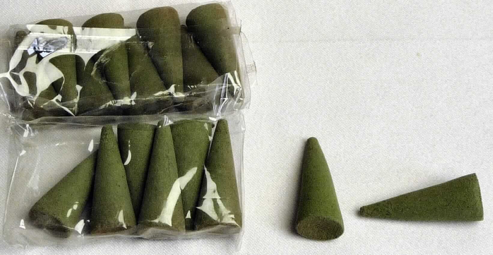 Zubereitetes Riechmittel; Räucherkegel

Bei der vorgelegten Ware handelt es sich um grüne Räucherkegel (Höhe ca. 3 cm) zum Parfümieren von Räumen. Die Räucherkegel sind zu je 8 Stück in einer Klarsichtfolie verpackt. 

Die Ware ist als zubereitetes Riechmittel in die Position 3307 der Kombinierten Nomenklatur einzureihen.