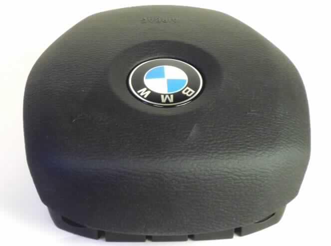 Es handelt sich bei der sog. Abdeckkappe um ein schwarzfarbenes Kunststofferzeugnis (ca. 16 x 16 x 7 cm), versehen mit diversen Befestigungsstegen und Rastnasen auf der Rückseite sowie einem "BMW-Logo" auf der Vorderseite, das zum Einbau an ein Lenkrad eines Personenkraftwagens bestimmt ist. Es stellt sich als erkennbarer Bestandteil des Lenkrades dar und fungiert gleichzeitig als lösbare Abdeckung für ein darunter eingebautes Airbagmodul. 
Die als Abdeckkappe bezeichnete Ware stellt kein Airbagteil der UPos. (HS) 8708 95 dar.

Sie ist als "Lenkrad, Teile davon, für Kraftfahrzeuge der Position 8701 bis 8705, nicht zur industriellen Montage unter zollamtlicher Überwachung bestimmt, nicht aus gesenkgeschmiedetem Stahl" einzureihen.

Anlage: 1 Abbildung